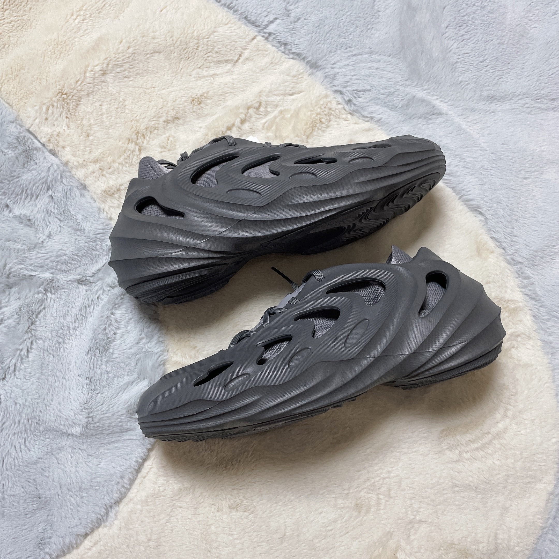 Adidas Adifom Q Grey 착용 스타일 - 2