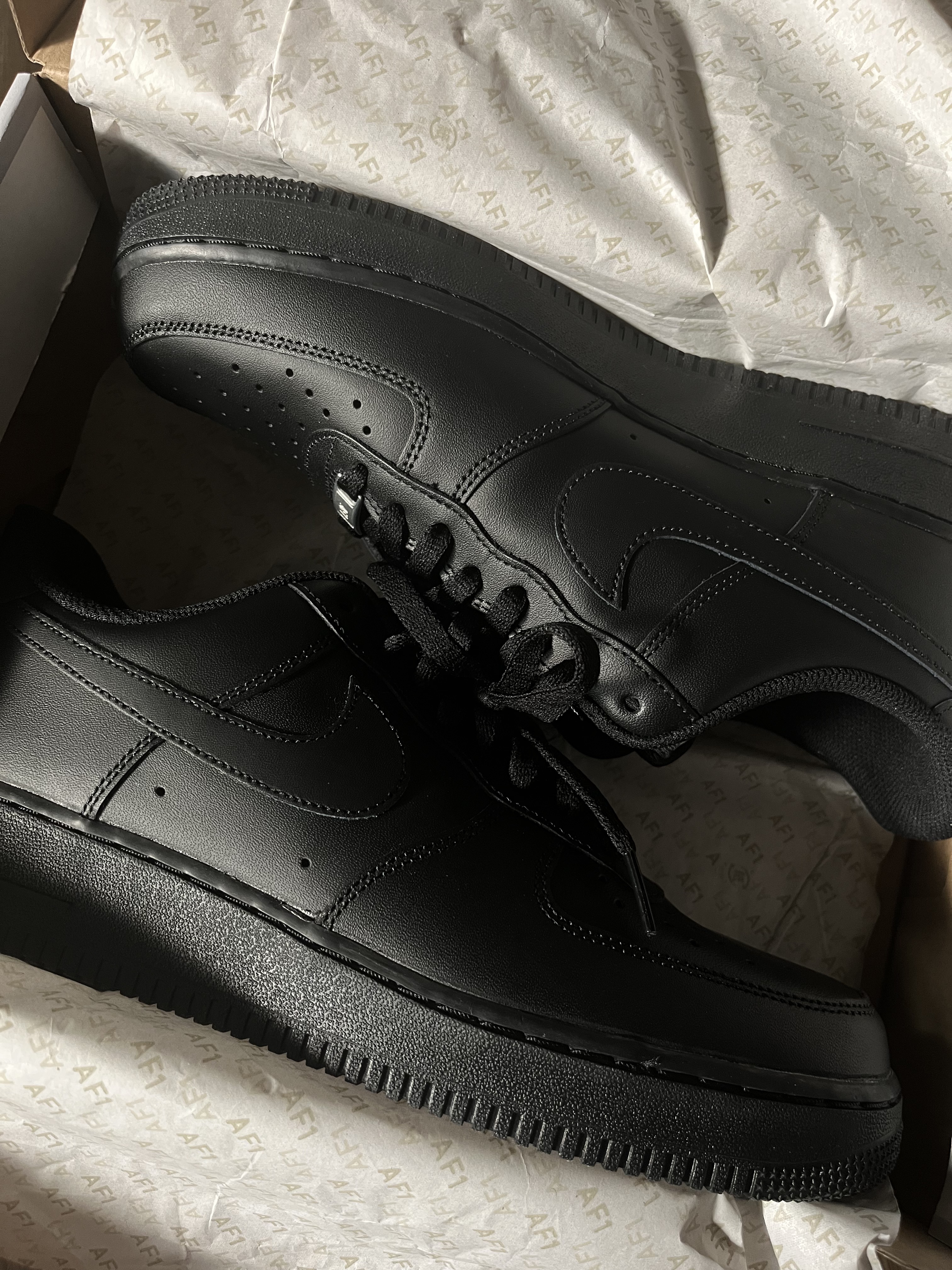 Nike Air Force 1 '07 Low Triple Black 착용 스타일 - 1