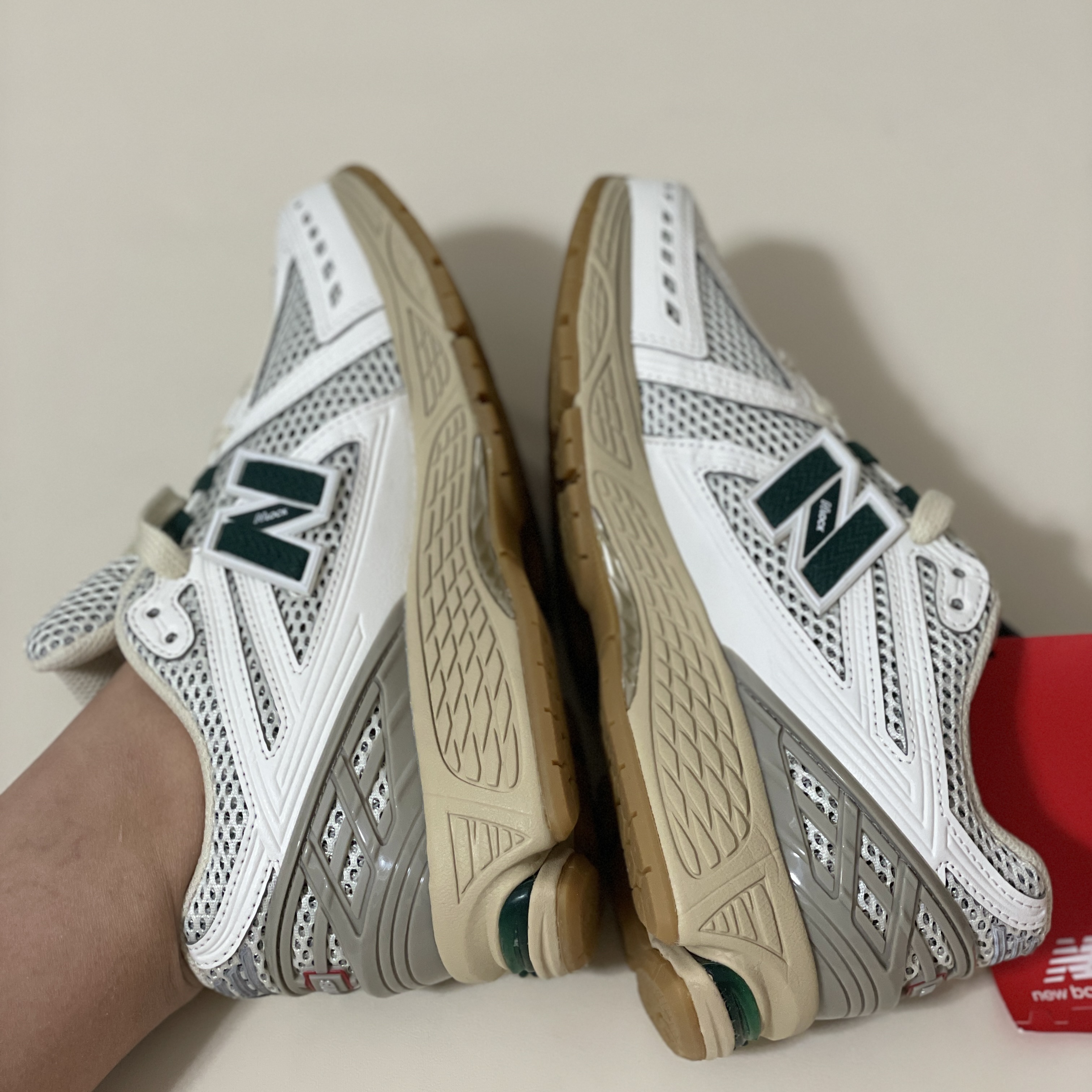 New Balance 1906R Silver Green 착용 스타일 - 2