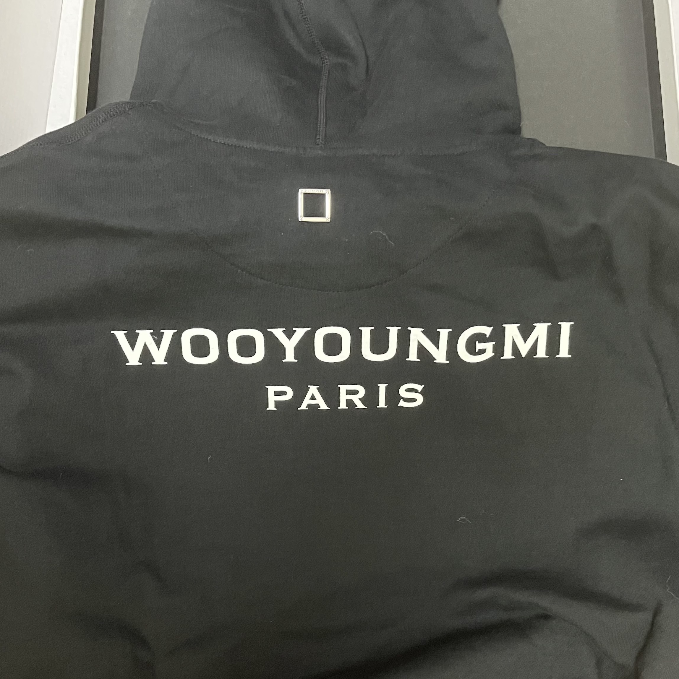 Wooyoungmi Cotton Back Logo Hooded Sweatshirt Black - 23SS 착용 스타일 - 2