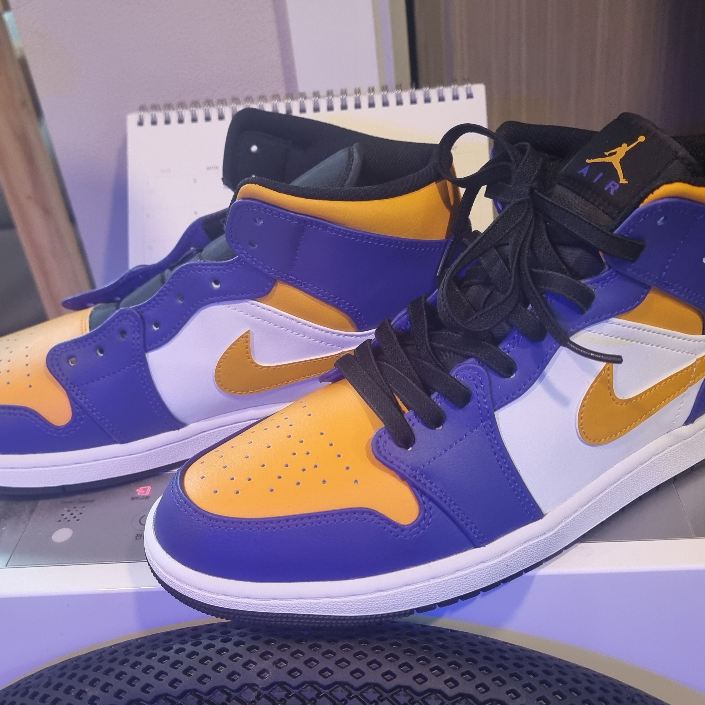Jordan 1 Mid Dark Concord Taxi 착용 스타일