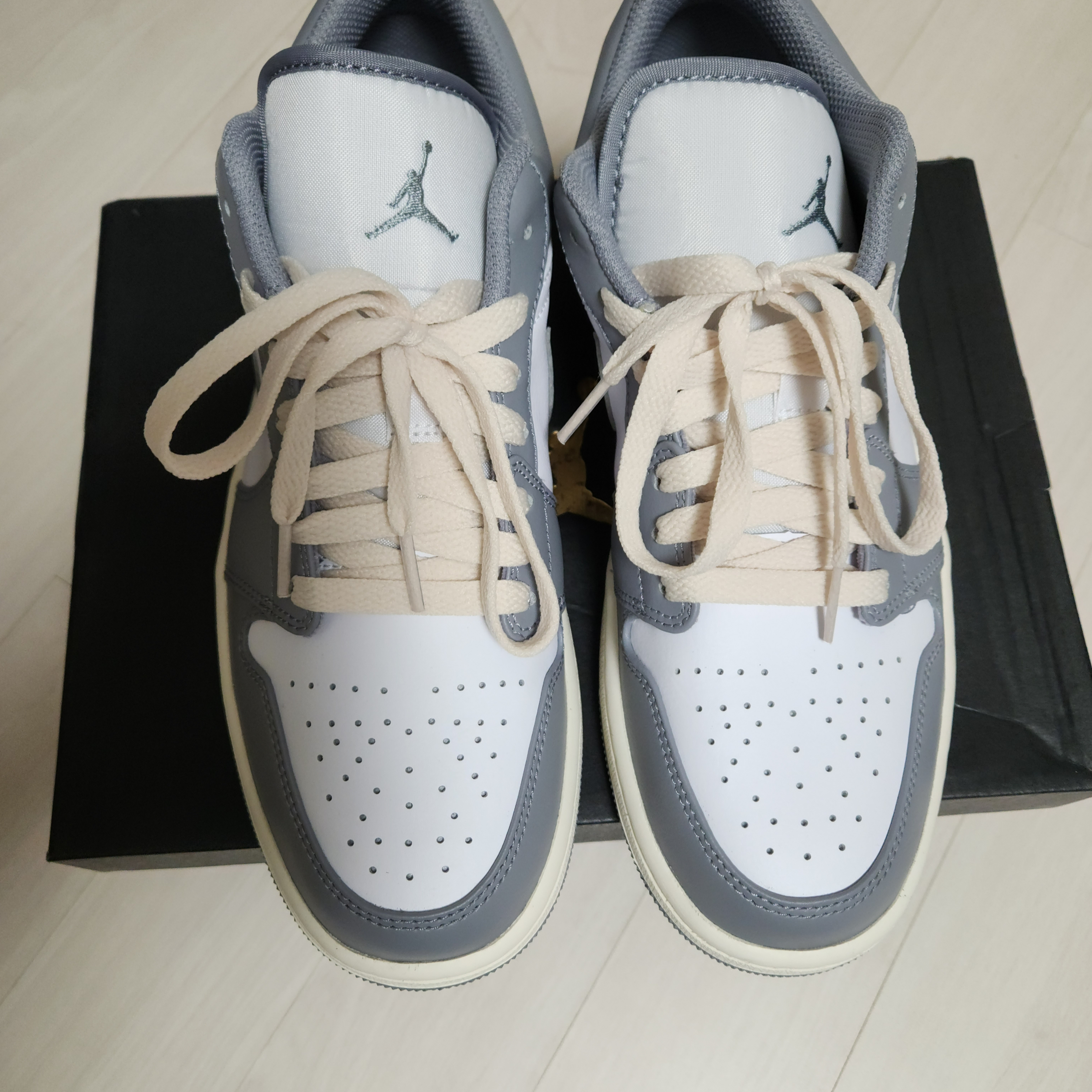 Jordan 1 Low Stealth and White 착용 스타일 - 1