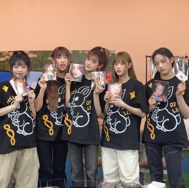 Open Yy Black Rabbit T-Shirt Black 착용 스타일 - 1
