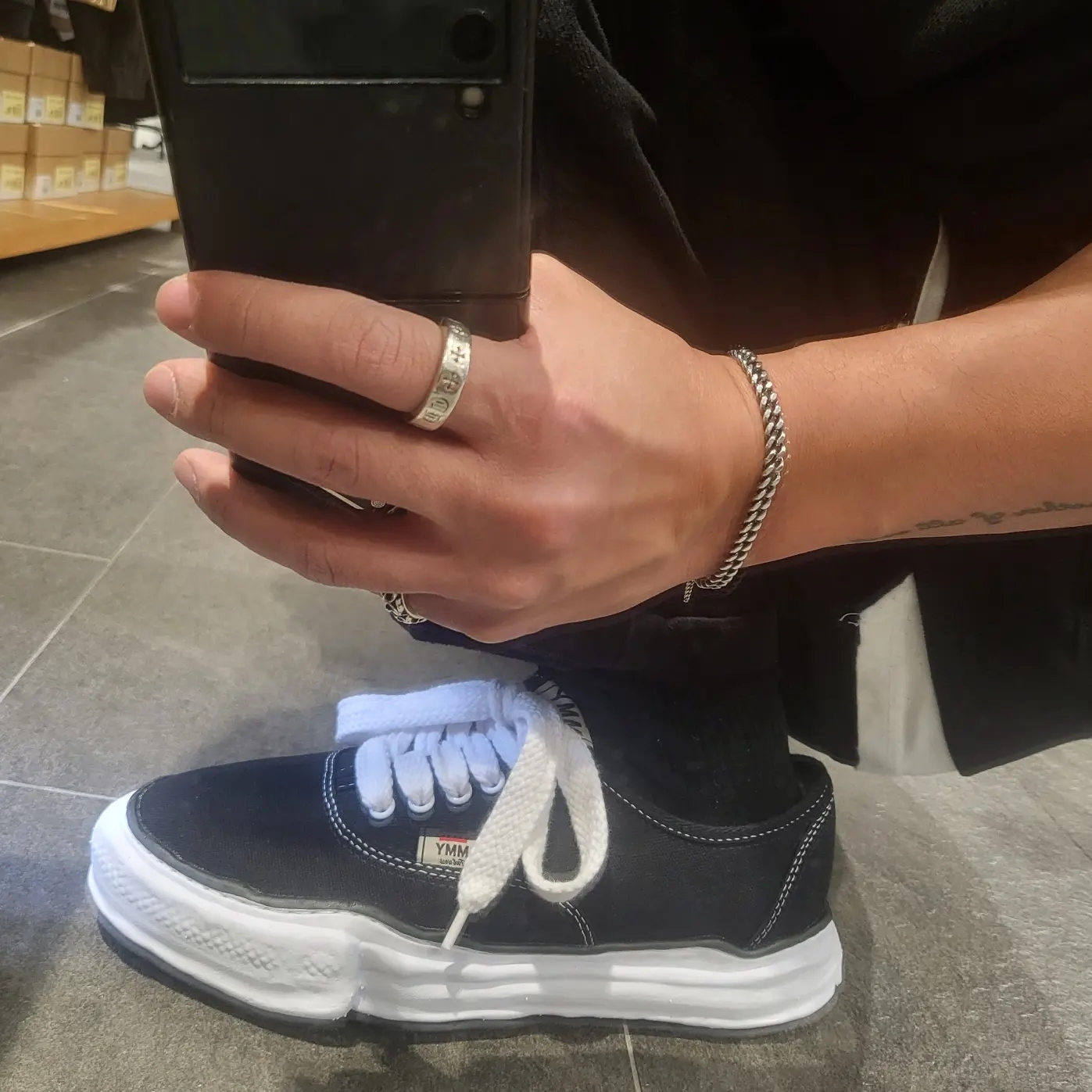Maison Mihara Yasuhiro Baker OG Sole Canvas Low Cut Sneakers Black 착용 스타일 - 2