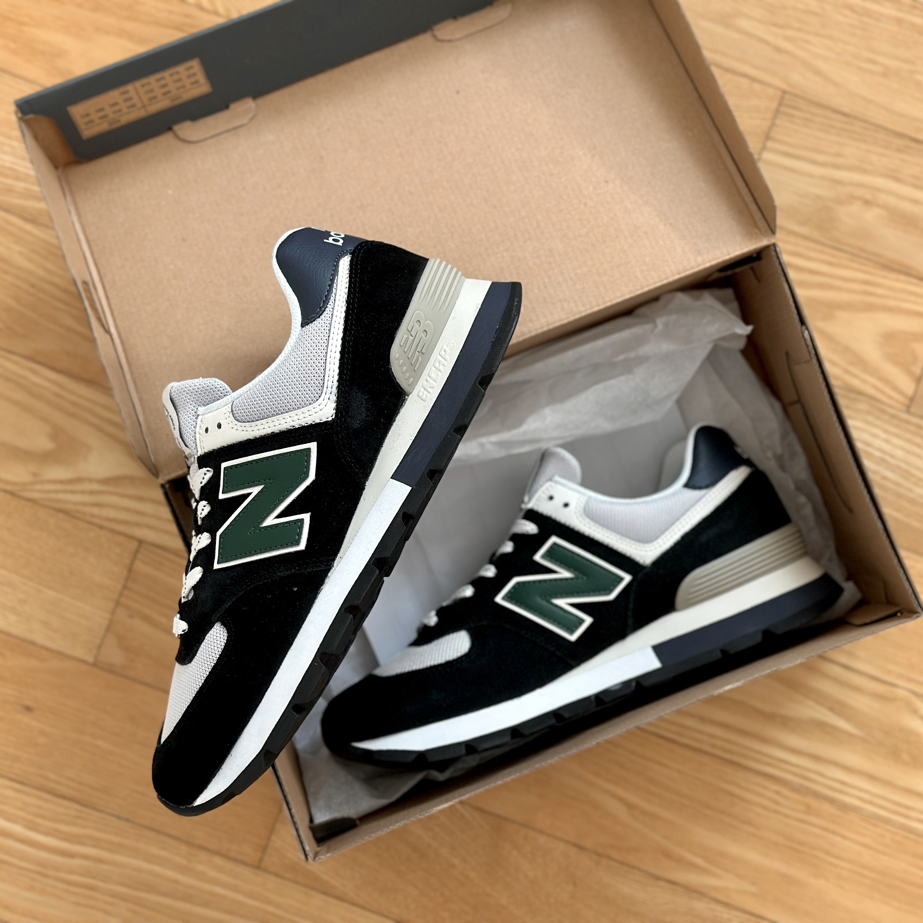 New Balance 574 Rugged Black Green 착용 스타일 - 2