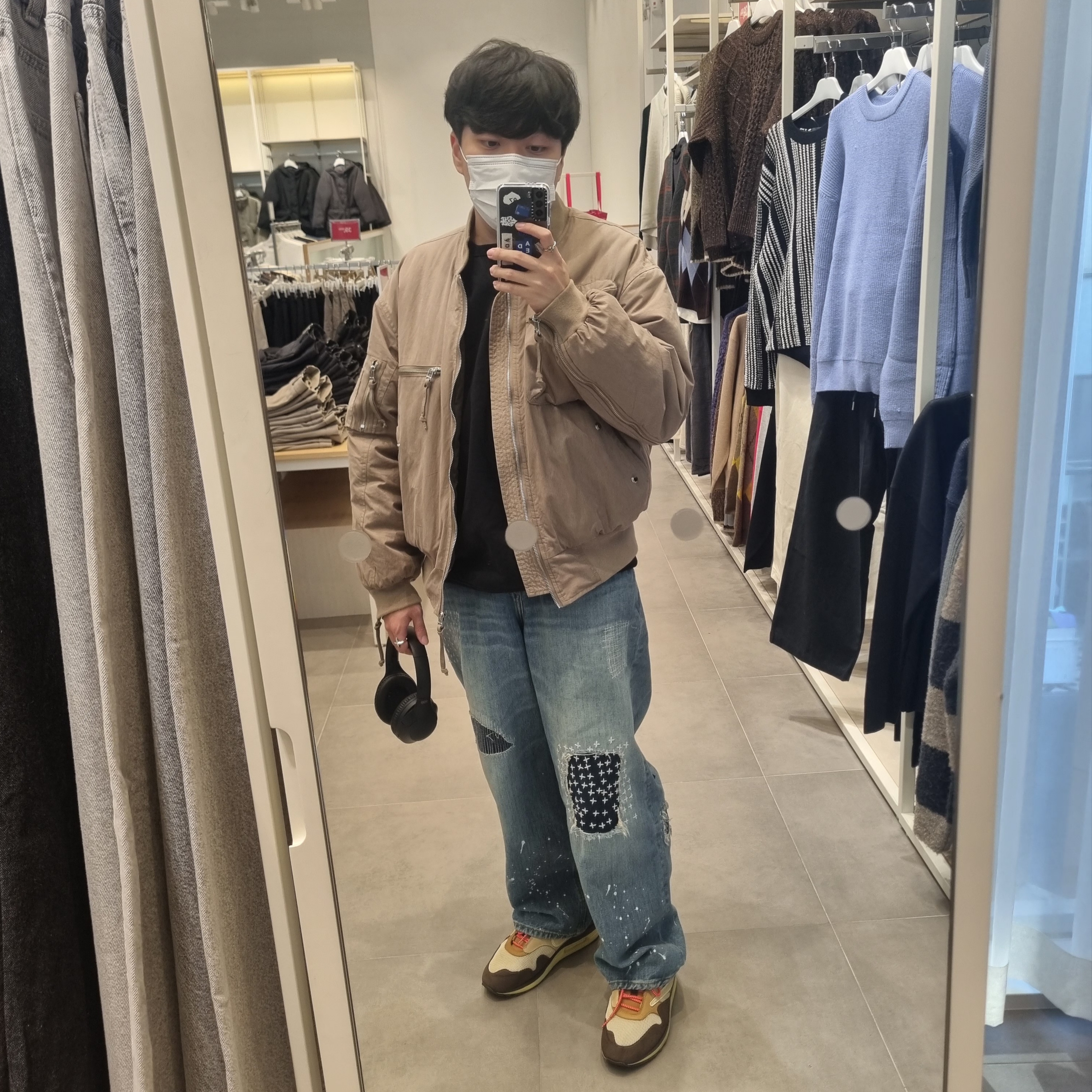 Zara x Ader Error Patchwork Jeans Blue, Nike x Travis Scott Air Max 1 Cact.us Brown 착용 스타일