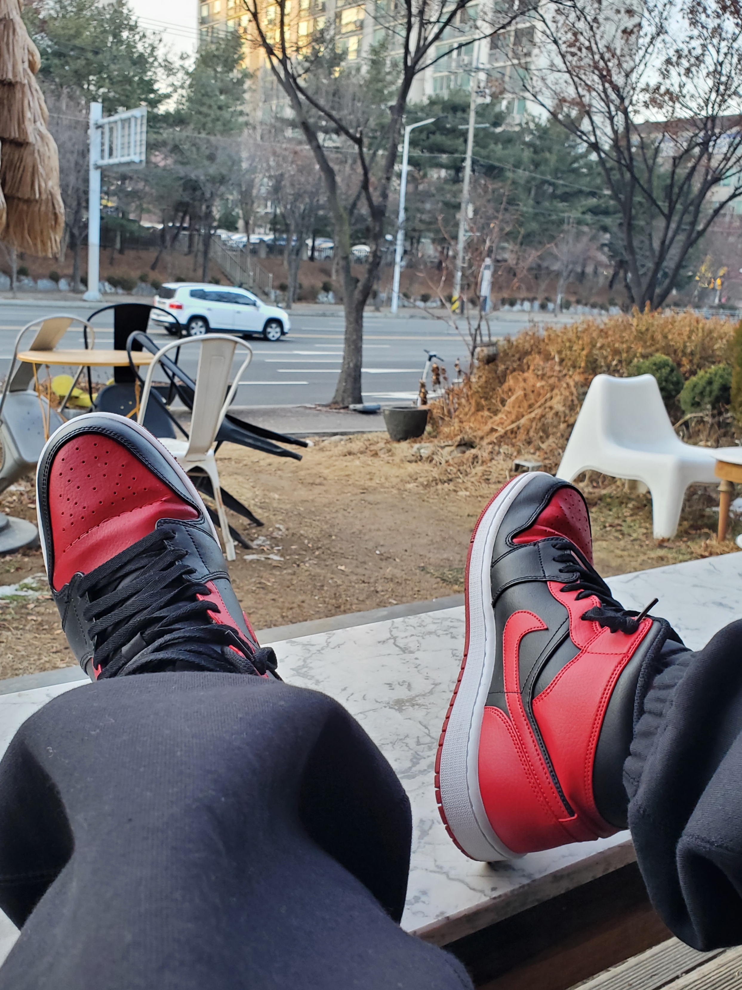 Jordan 1 Mid Bred Banned 2020, (W) Nike NRG Solo Swoosh Fleece Pants Black White - US/EU 착용 스타일 - 2