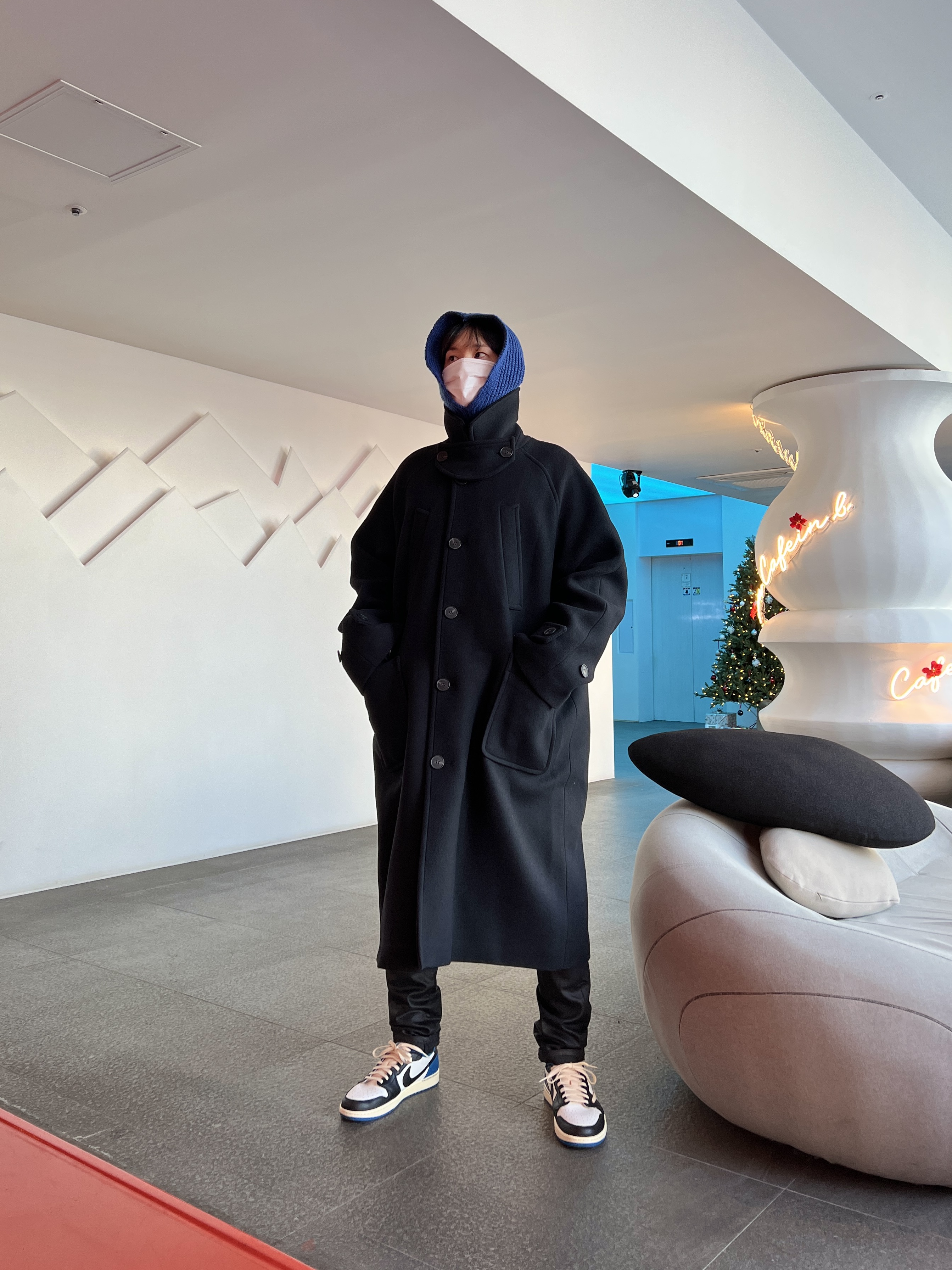 Jordan 1 x Travis Scott x Fragment Retro Low OG SP Military Blue, Undermycar Legion.02 Balmacaan Oversized Wool Coat Black 착용 스타일 - 2