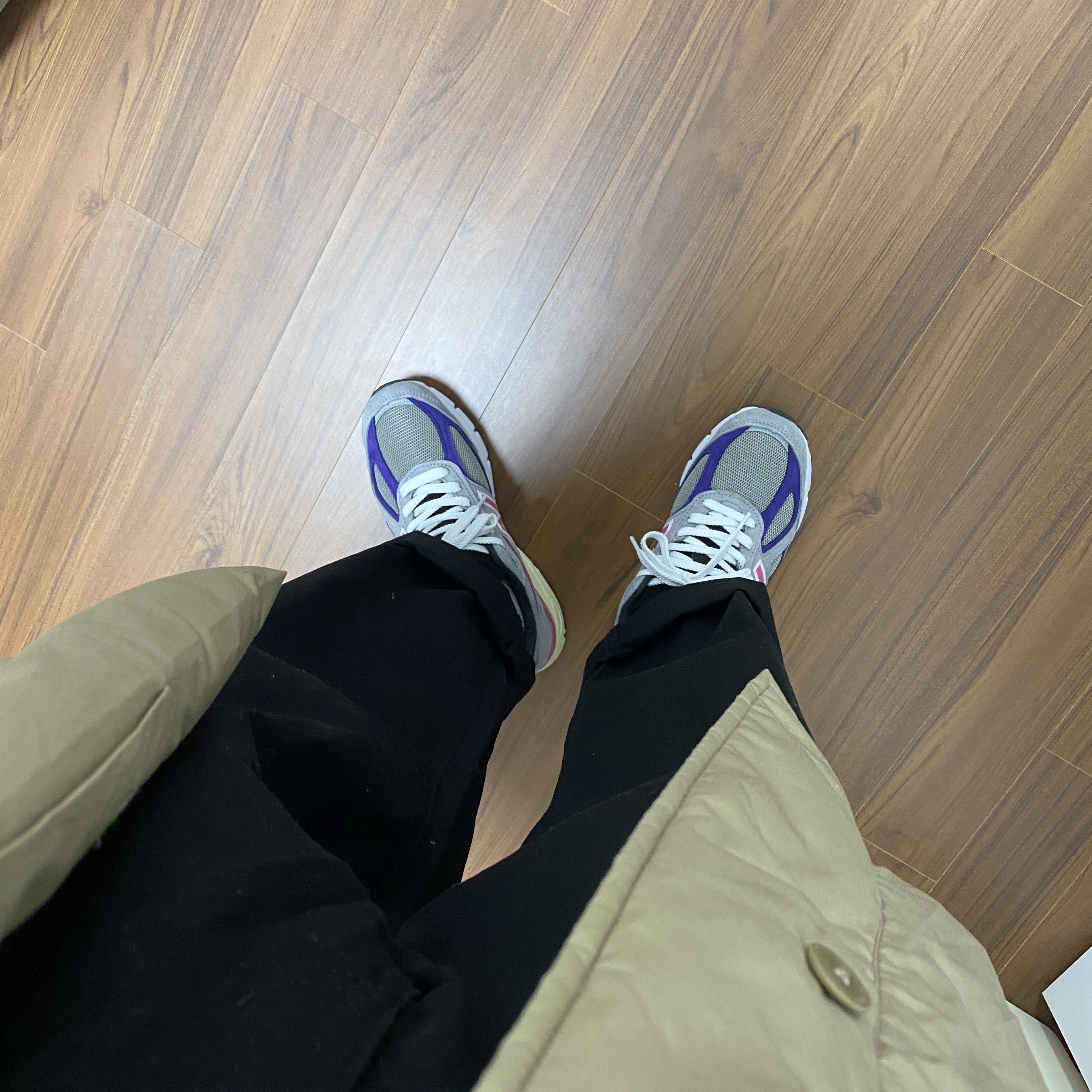 New Balance x Kith x United Arrows & Sons 990v4 Made in USA Grey Pink 착용 스타일 - 2