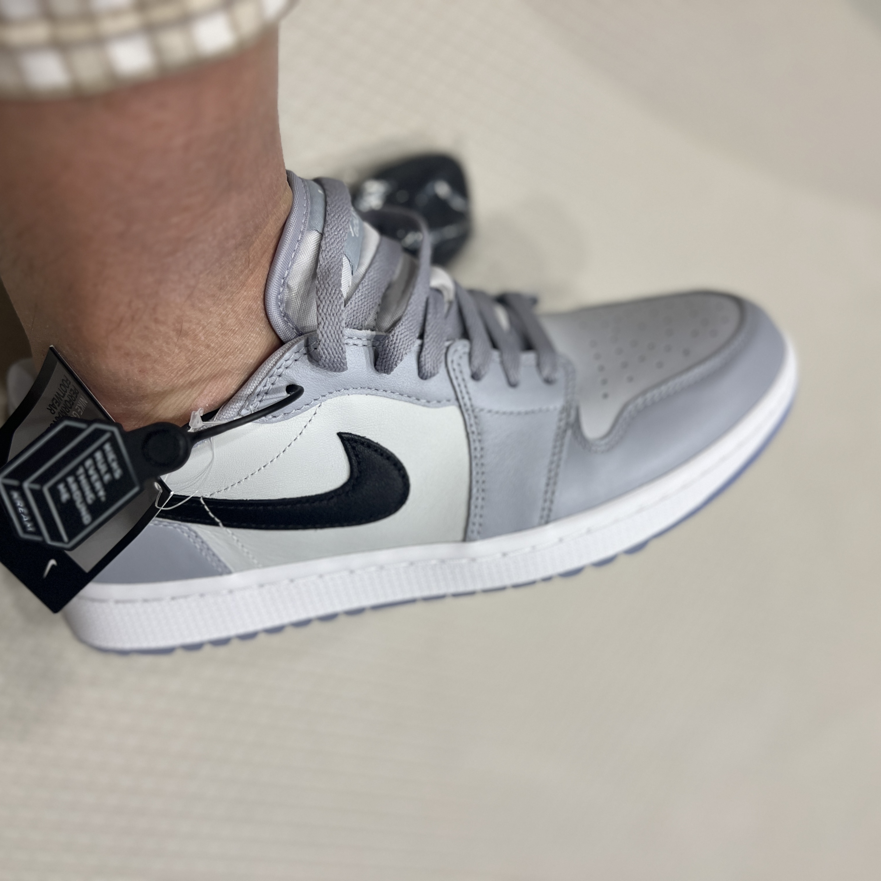 Jordan 1 Low Golf Wolf Grey 착용 스타일 - 2