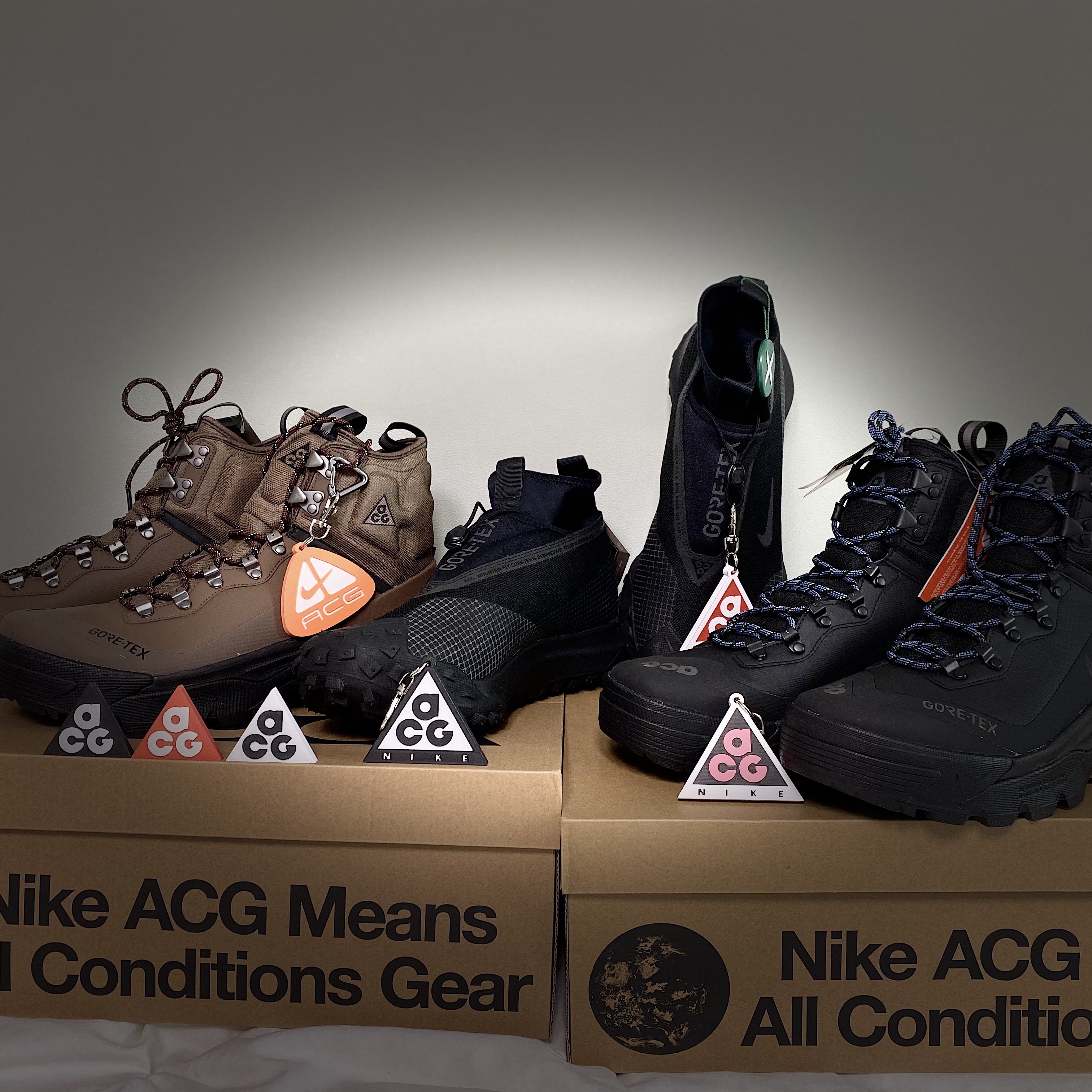 Nike ACG Mountain Fly Gore-Tex Black and Dark Grey, Nike ACG Air Zoom Gaiadome Gore-Tex Trails End Brown 착용 스타일 - 1