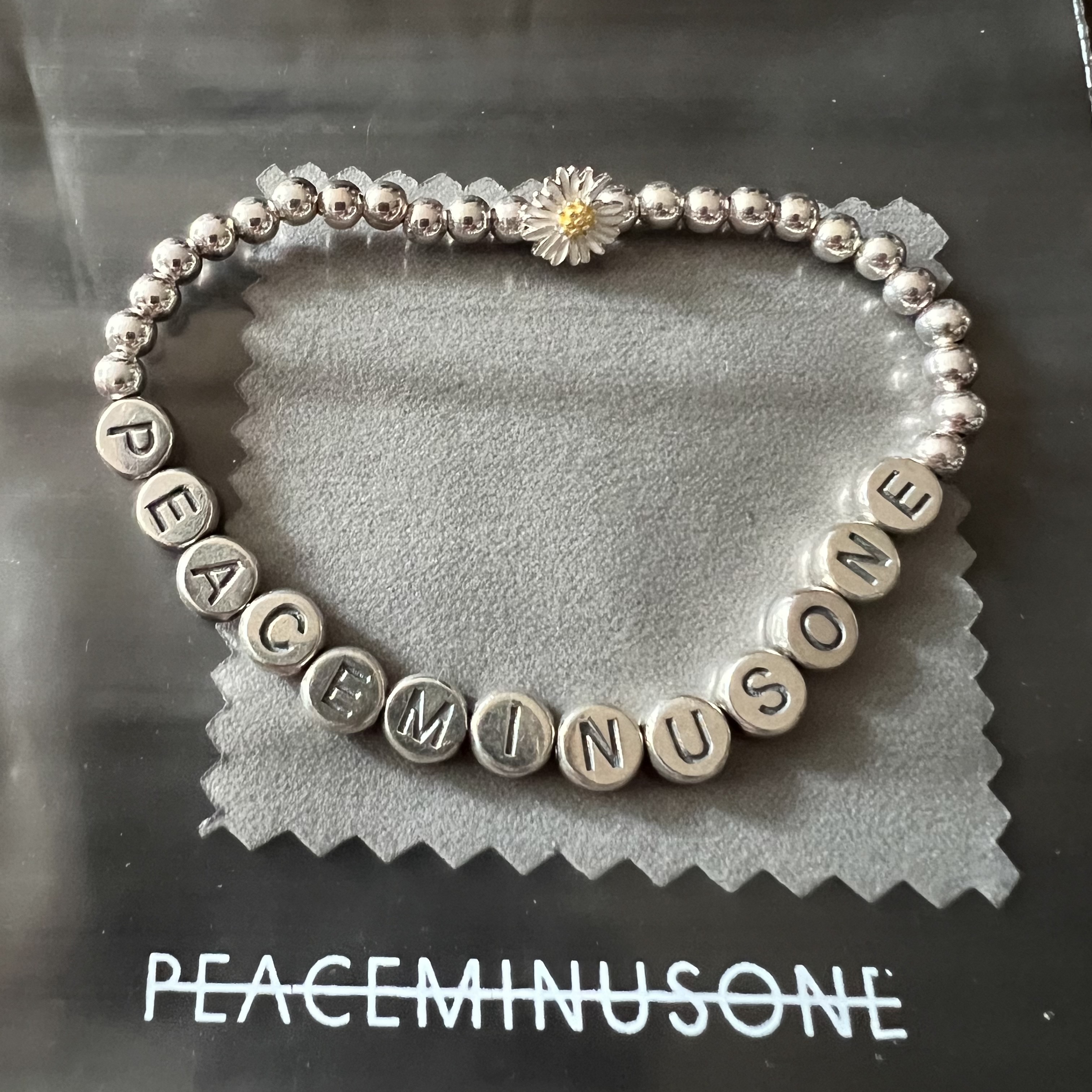 Peaceminusone Daisy Bracelet #4, Peaceminusone Alphabet Bracelet #1 Silver 착용 스타일 - 2