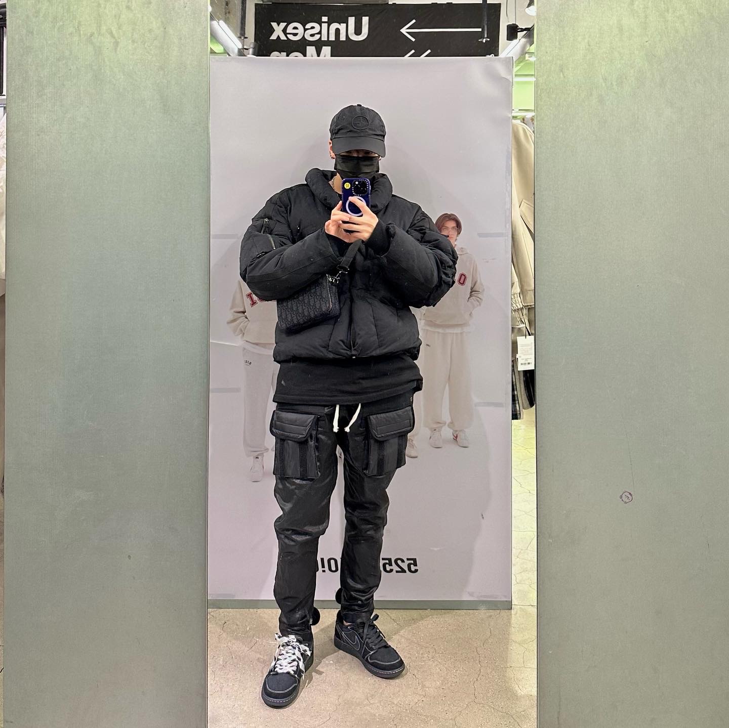 Dior Shoulder Strap Pouch Black Dior Oblique Jacquard, Jordan 1 x Travis Scott Retro Low OG SP Black Phantom 착용 스타일
