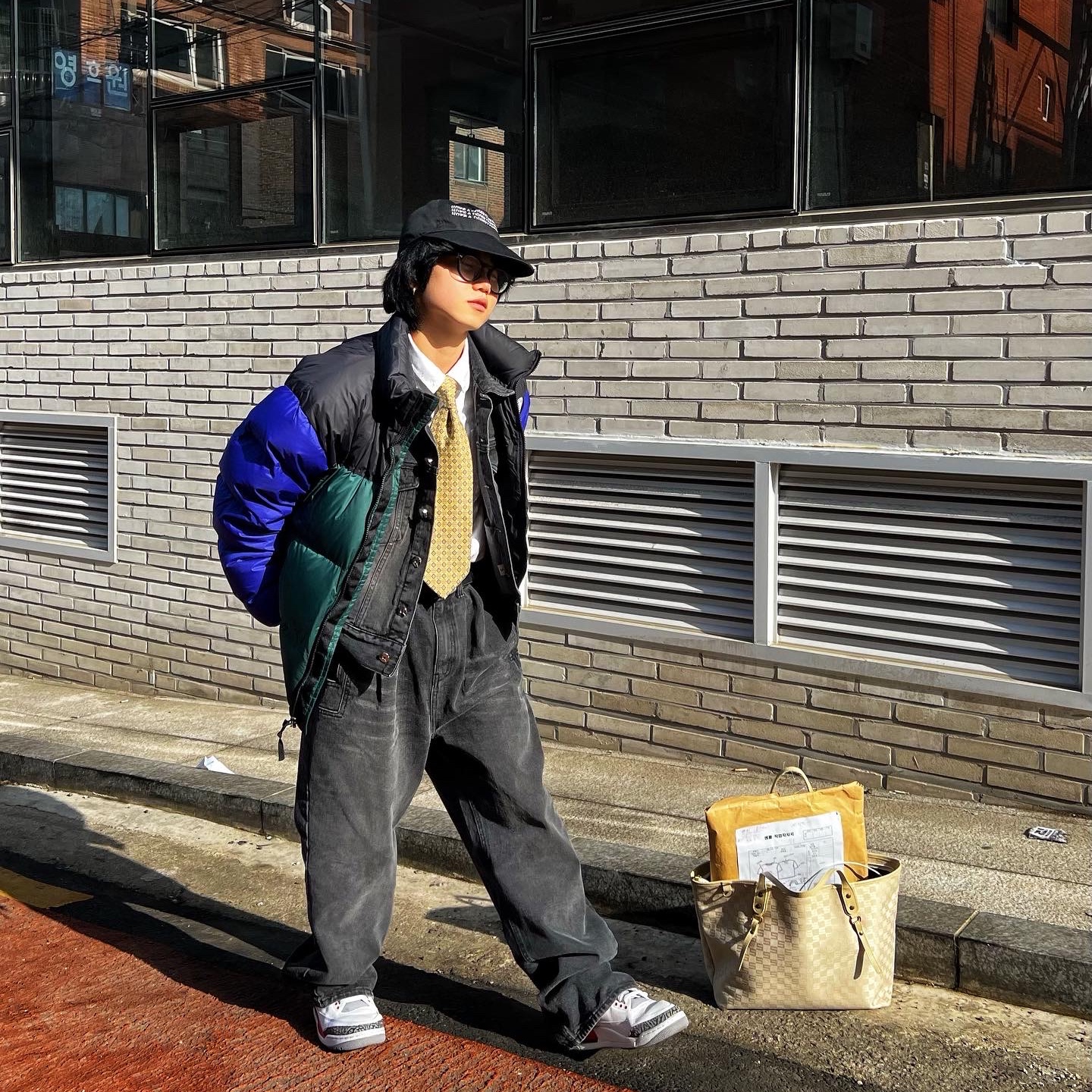 The North Face 1996 Novelty Nuptse Jacket Ink Blue, Jordan 4 Retro OG Fire Red 2020 착용 스타일 - 2