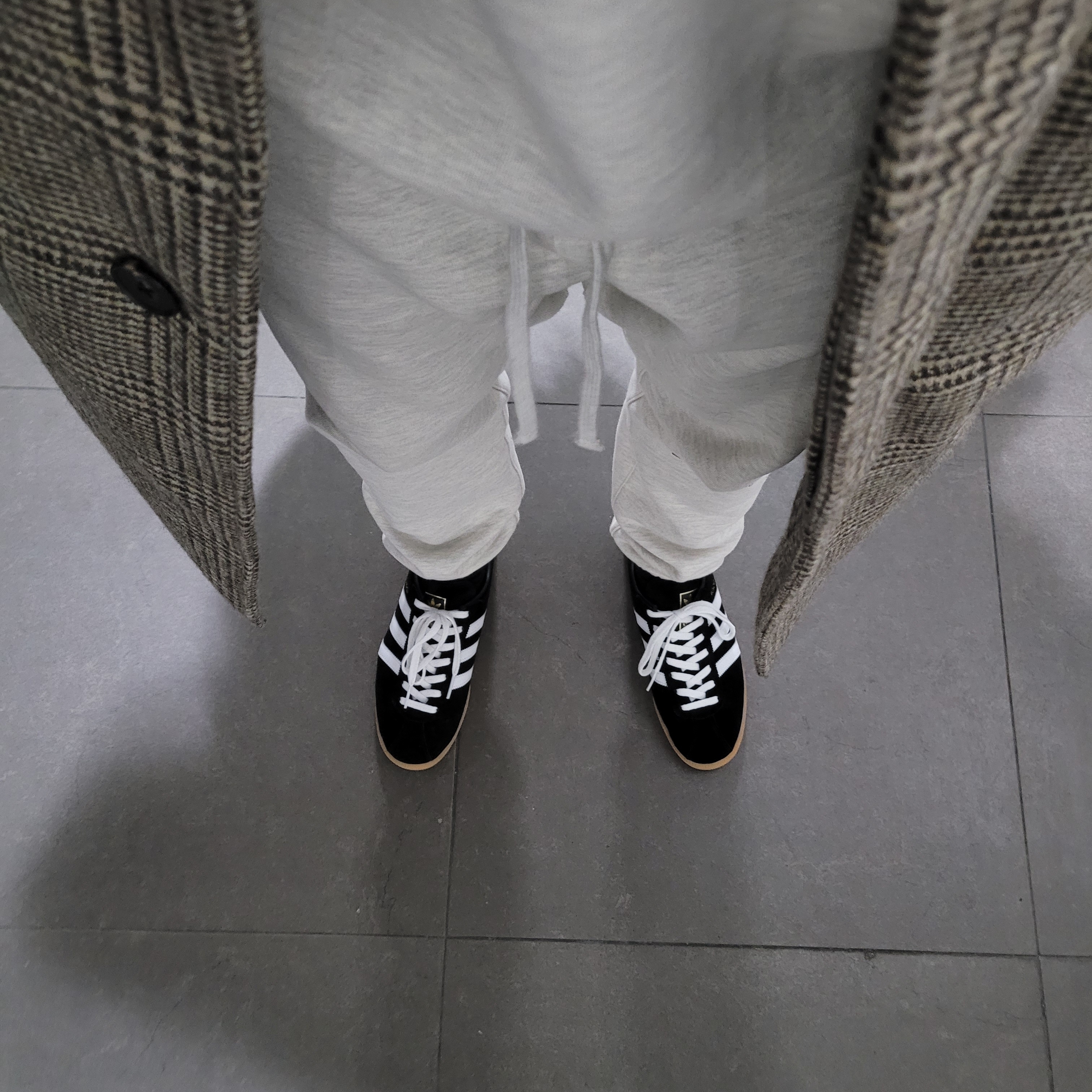 Adidas City Series Munchen Core Black Cloud White, Essentials The Core Collection Sweatpants Light Oatmeal 착용 스타일 - 1
