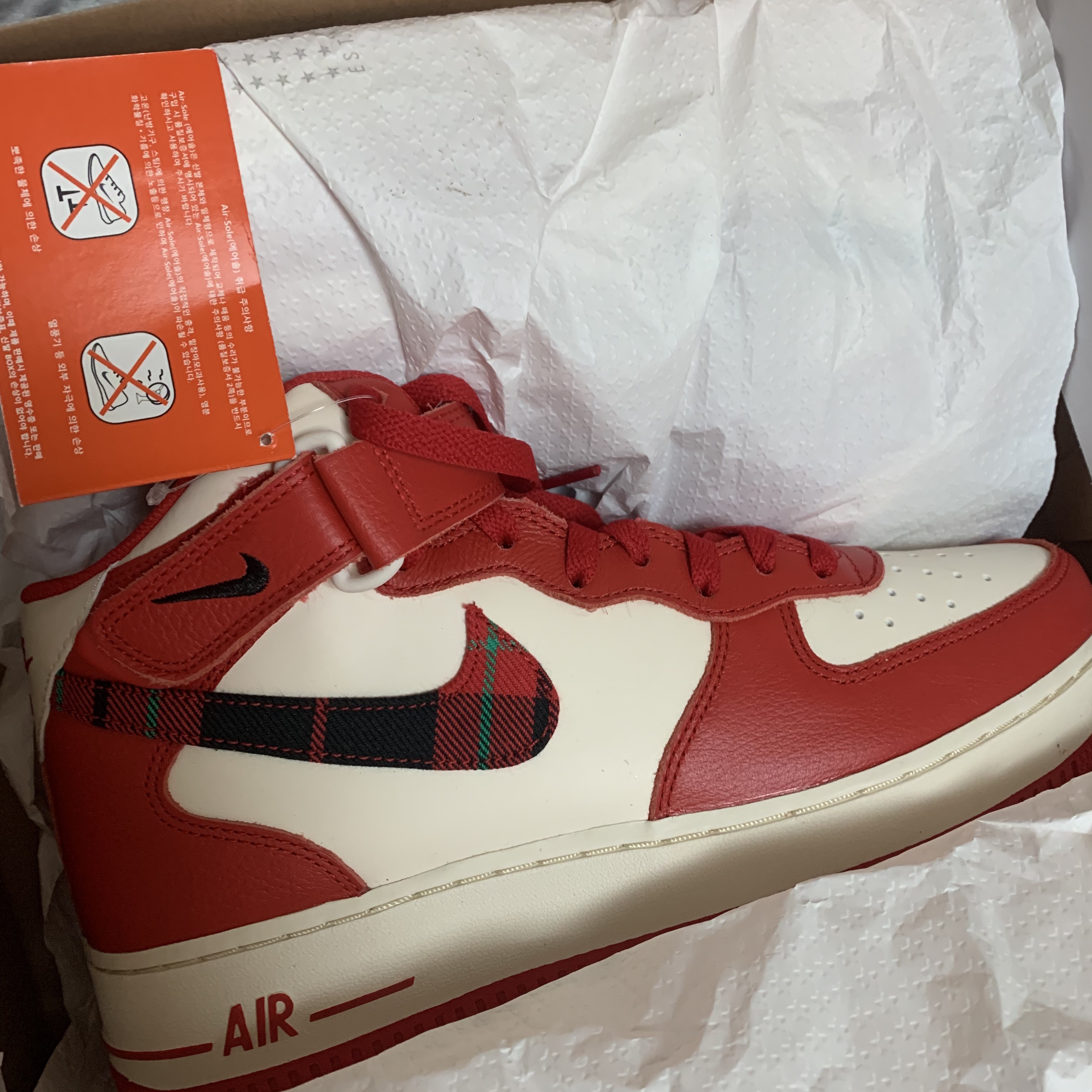 Nike Air Force 1 Mid '07 LX University Red and Pale Ivory 착용 스타일