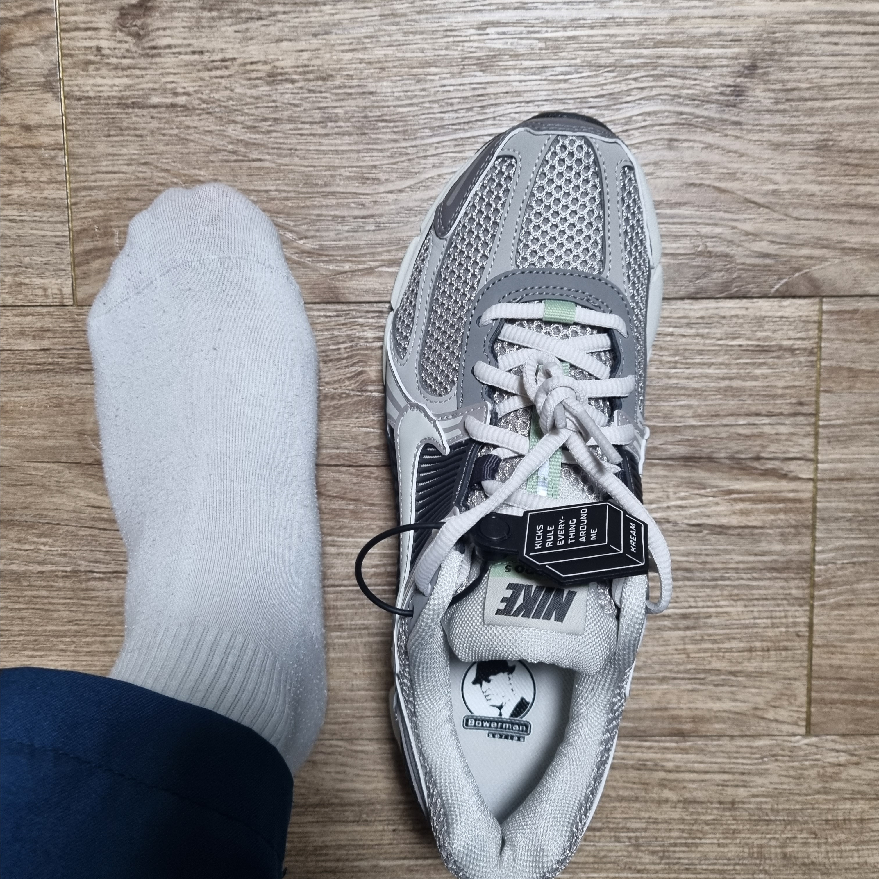 (W) Nike Zoom Vomero 5 Cobblestone and Flat Pewter 착용 스타일