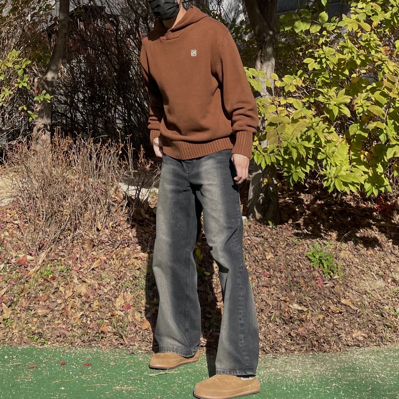 UGG Scuff Chestnut 착용 스타일