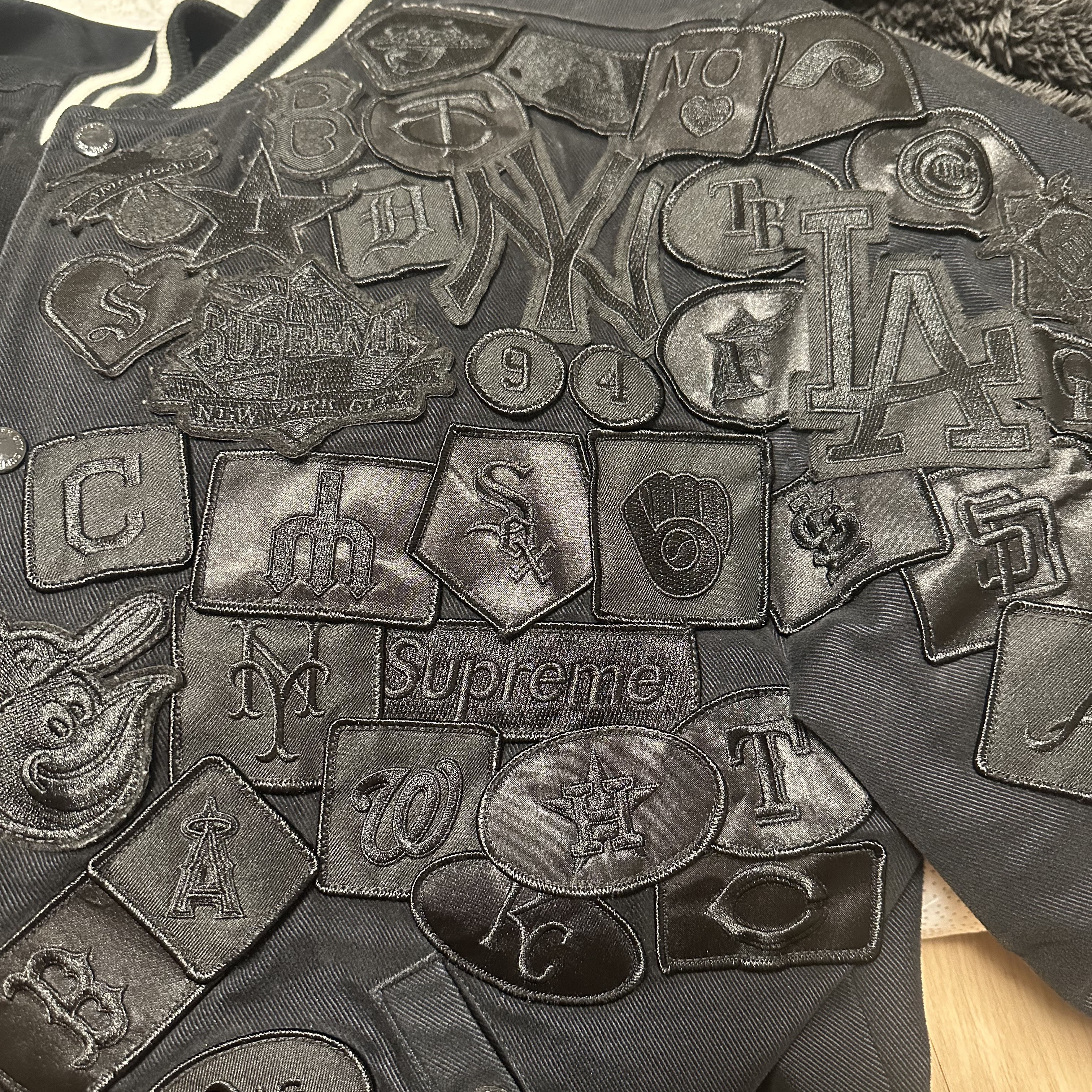 Supreme New Era MLB Varsity Jacket Black - 20SS 착용 스타일 - 1