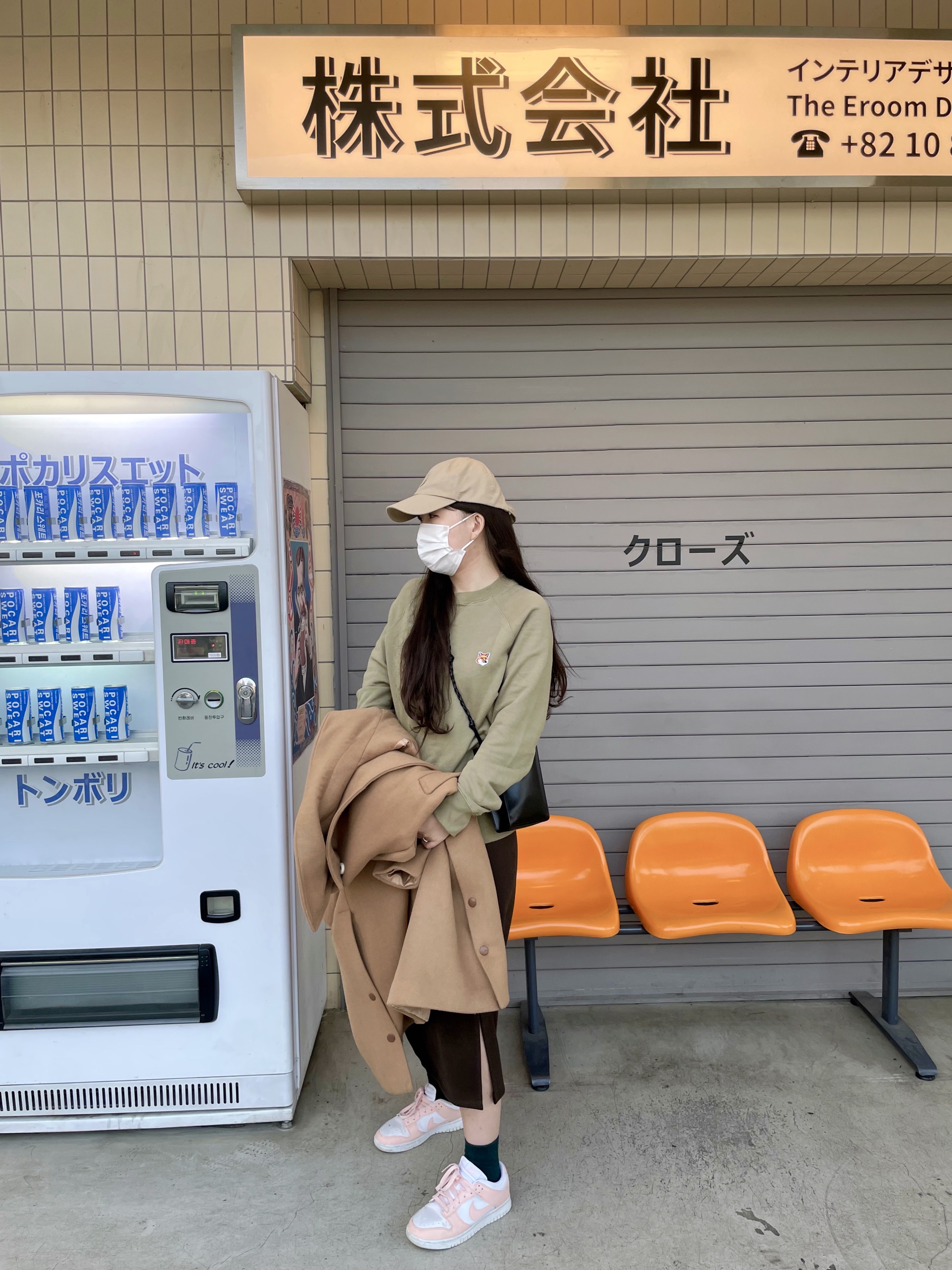 Maison Kitsune Fox Head Patch Sweatshirt Light Khaki, Jil Sander Tangle Small Black 착용 스타일 - 1