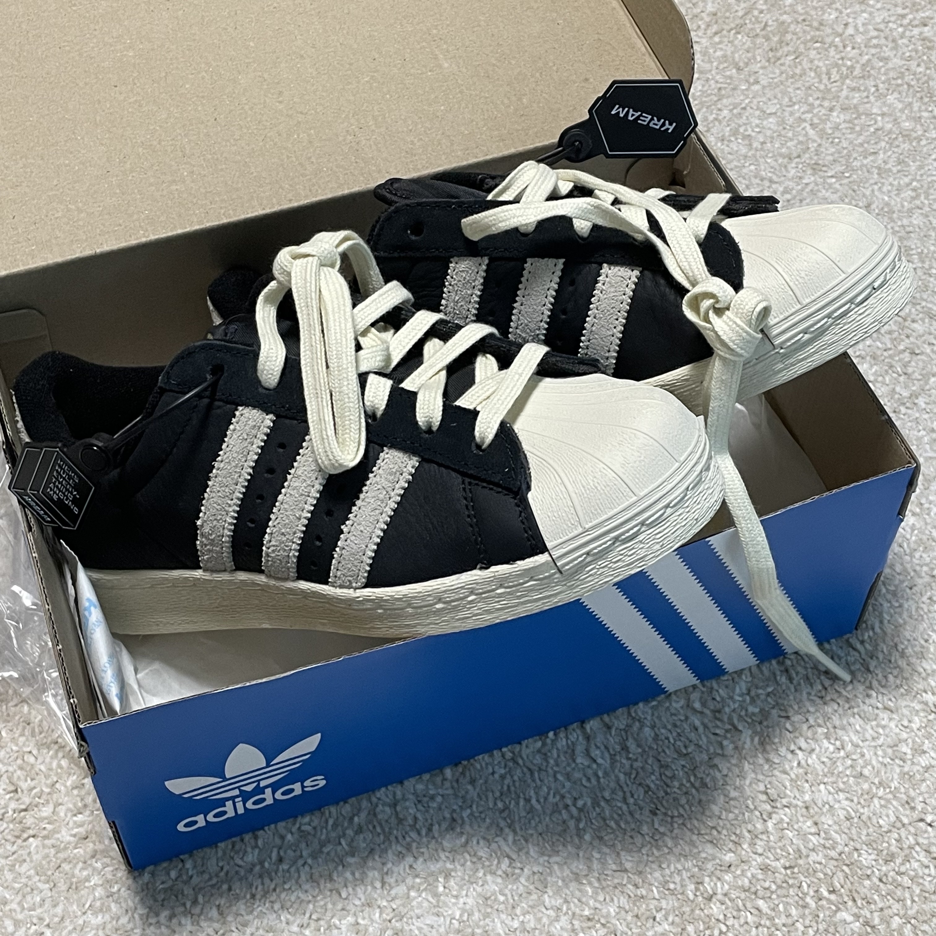 Adidas Superstar 82 Black White 착용 스타일 - 2