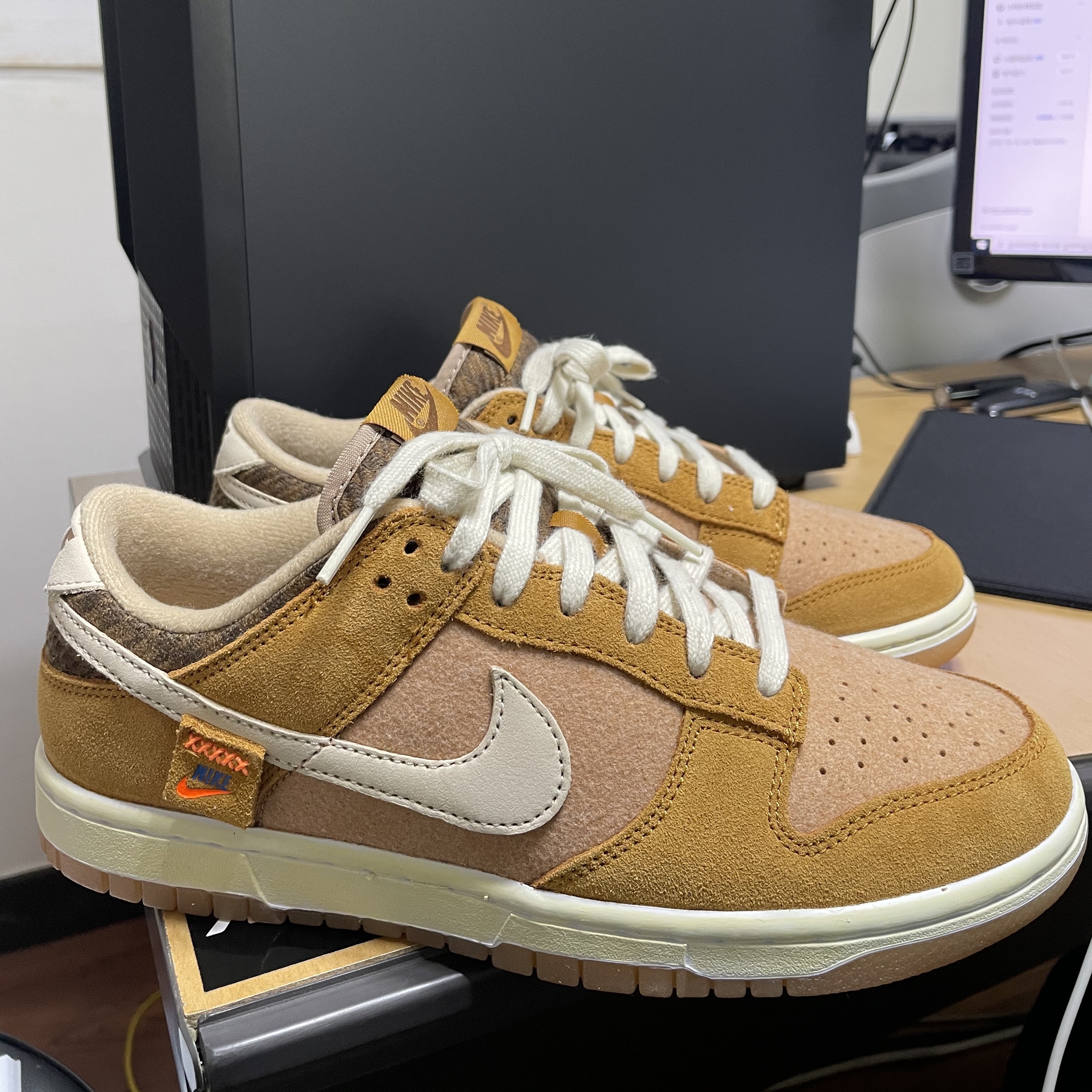 Nike Dunk Low SE Praline Desert Ochre 착용 스타일 - 2
