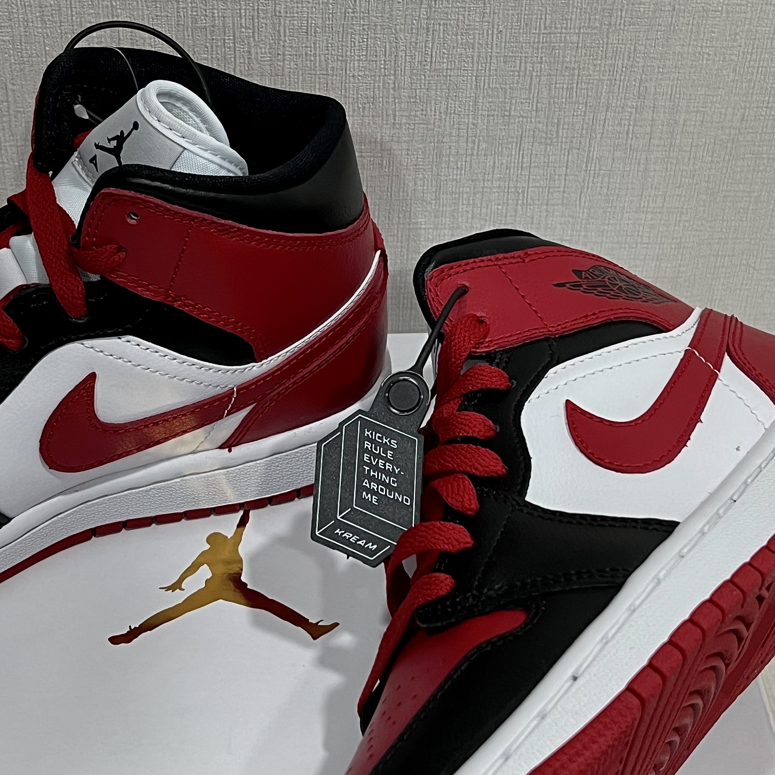 (W) Jordan 1 Mid Black and Gym Red 착용 스타일