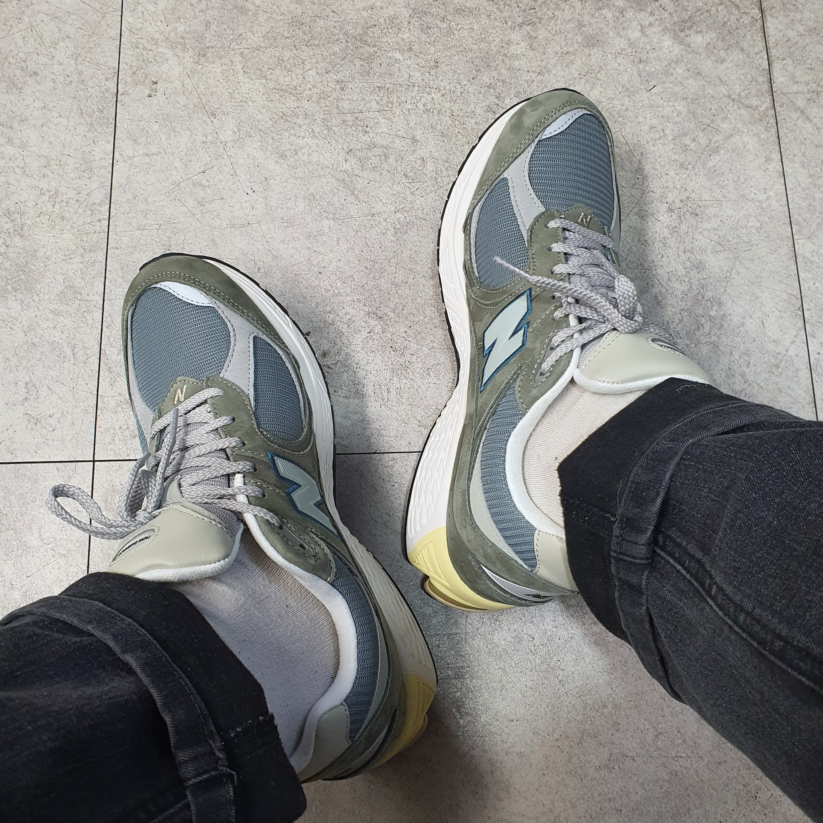 New Balance 2002R Cool Grey 착용 스타일
