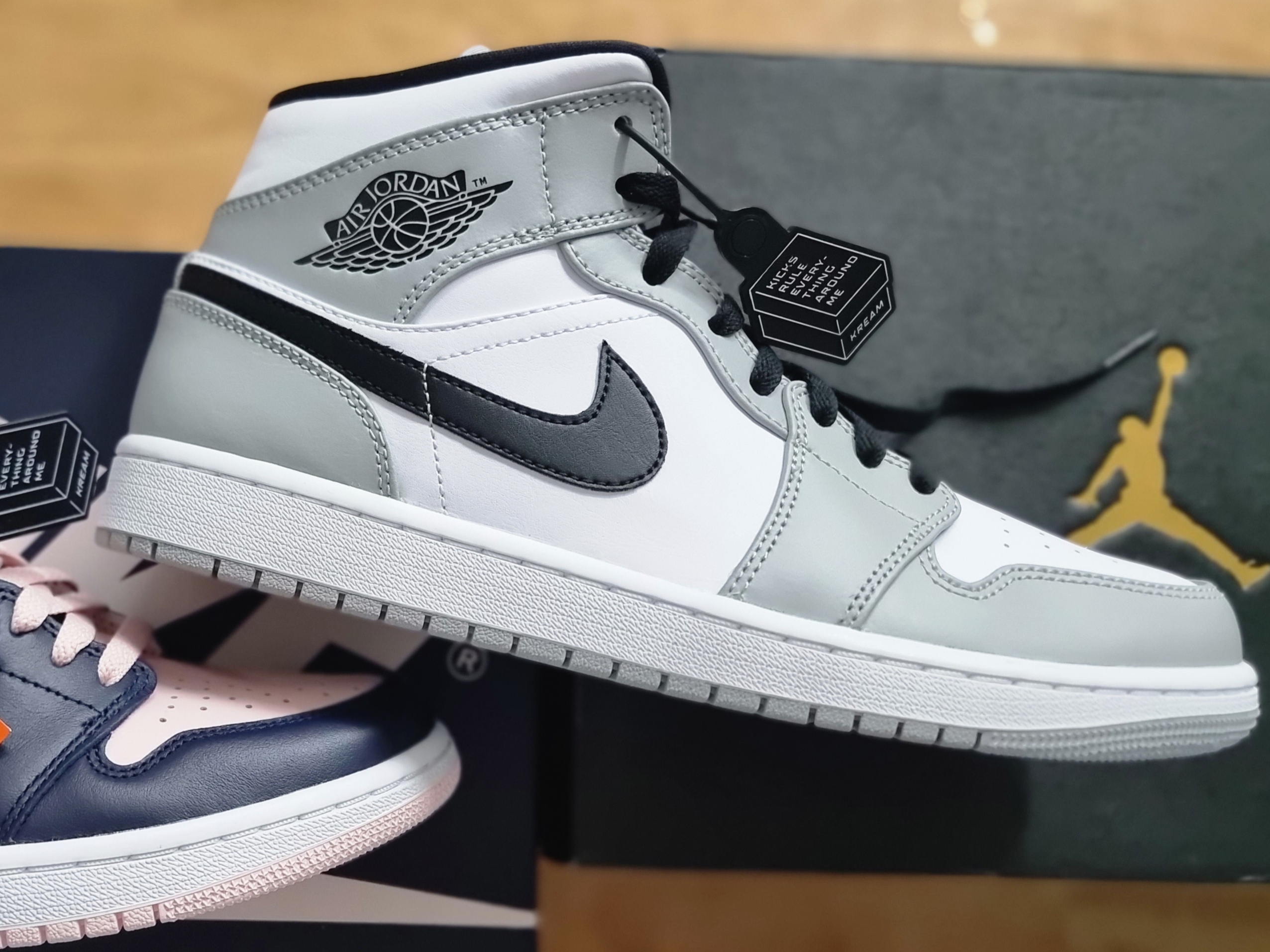 Jordan 1 Mid Light Smoke Grey 착용 스타일 - 5