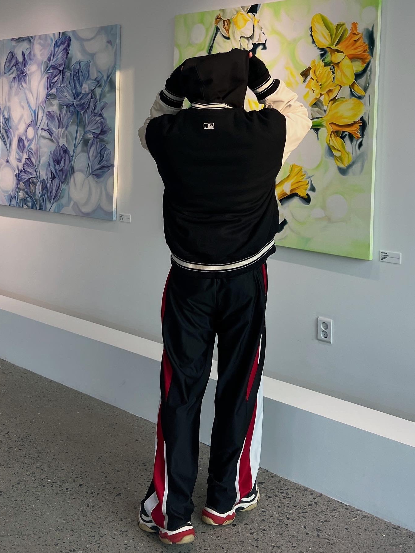 Balenciaga Triple S Sneakers Black Red 2022 착용 스타일 - 4
