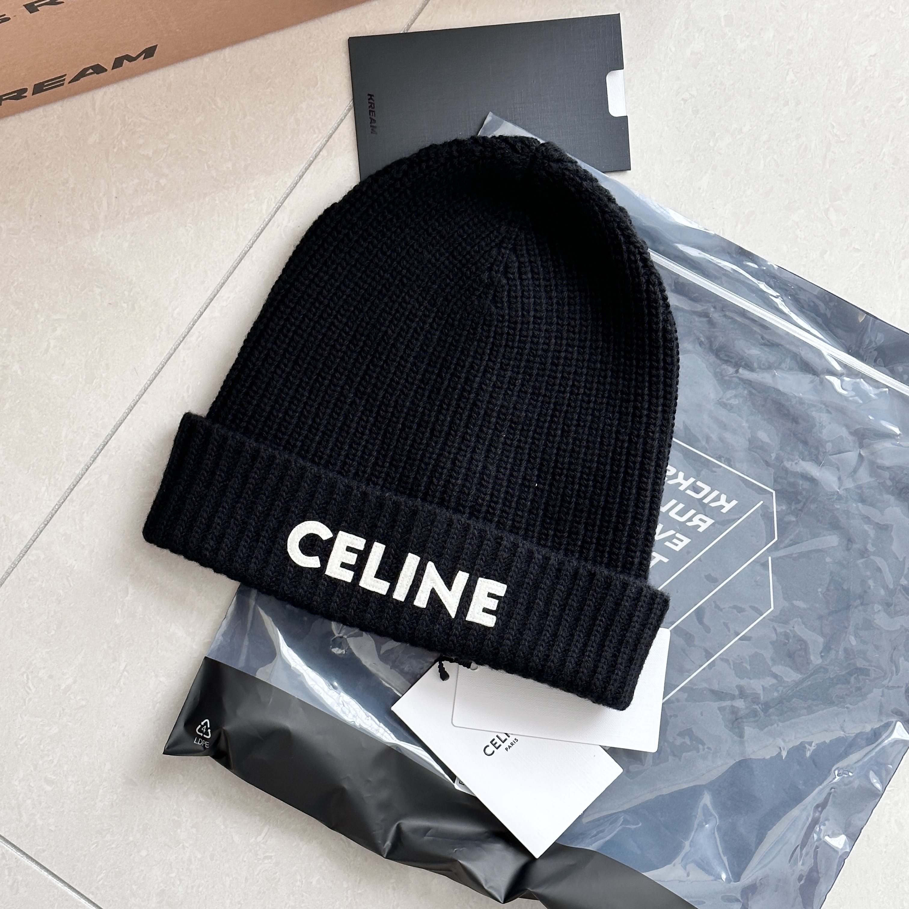 Celine Beanie in Ribbed Wool Black 착용 스타일