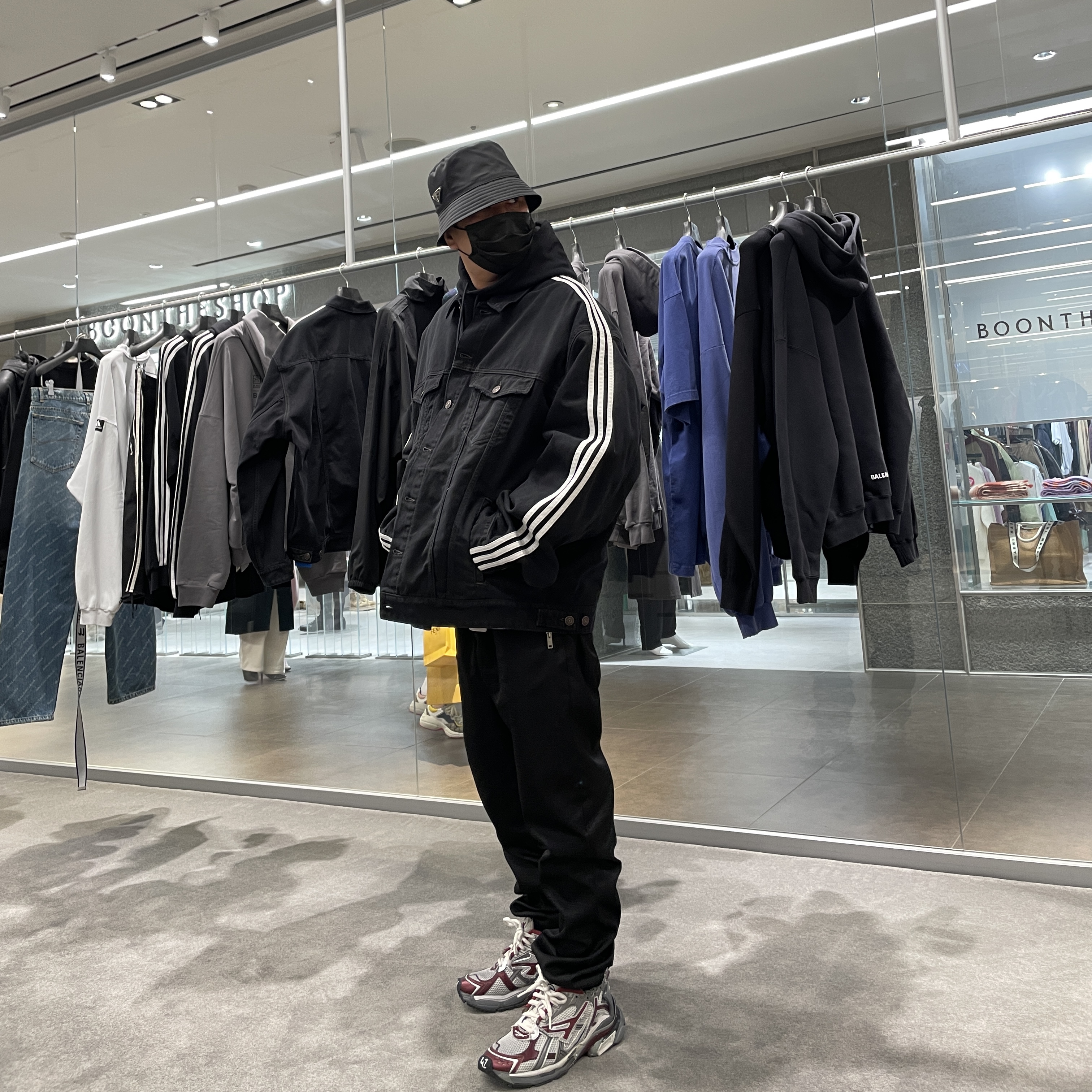 Balenciaga Runner Sneakers Grey Burgundy, Prada Re-Nylon Bucket Hat Black 착용 스타일 - 2