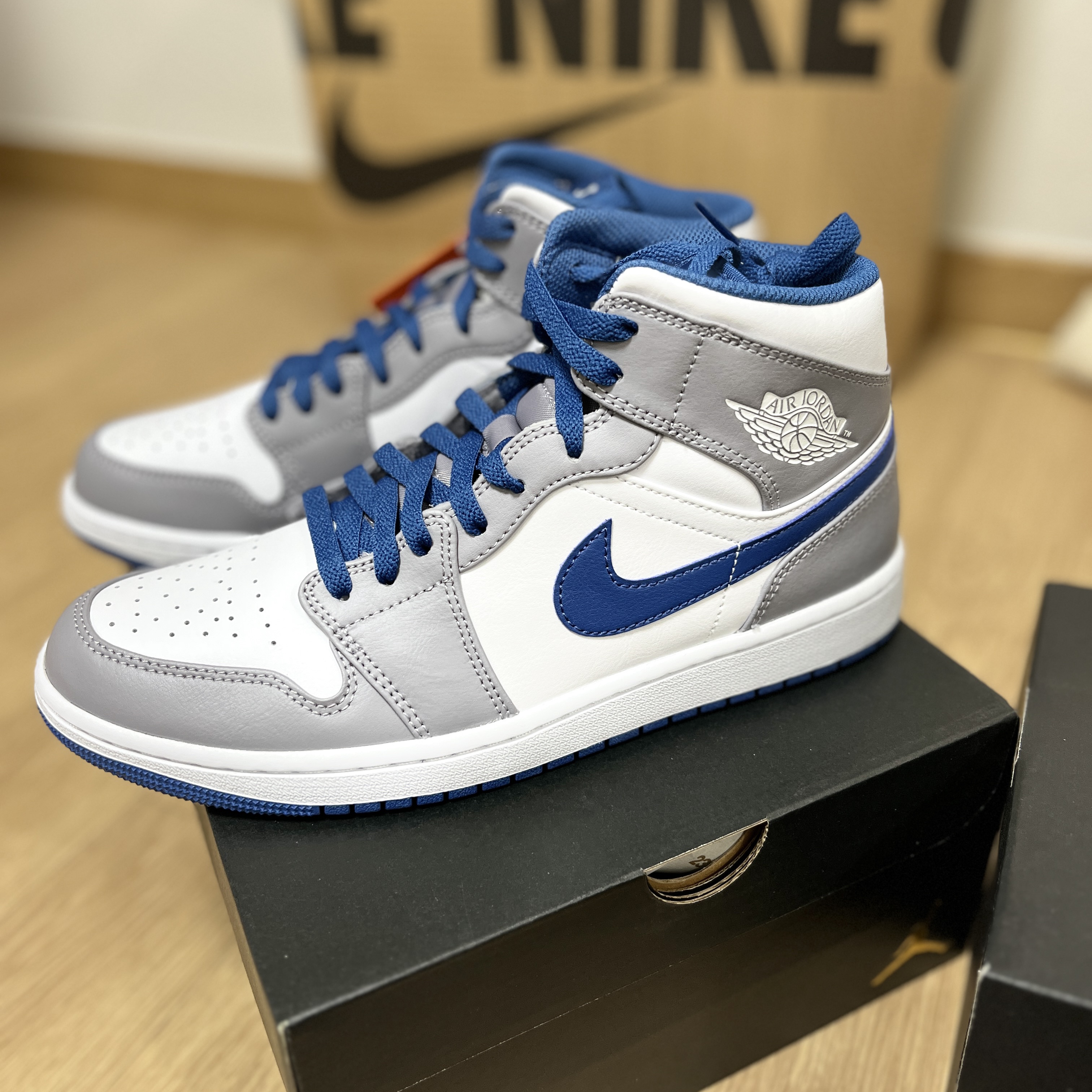 Jordan 1 Mid Cement Grey True Blue 착용 스타일 - 1