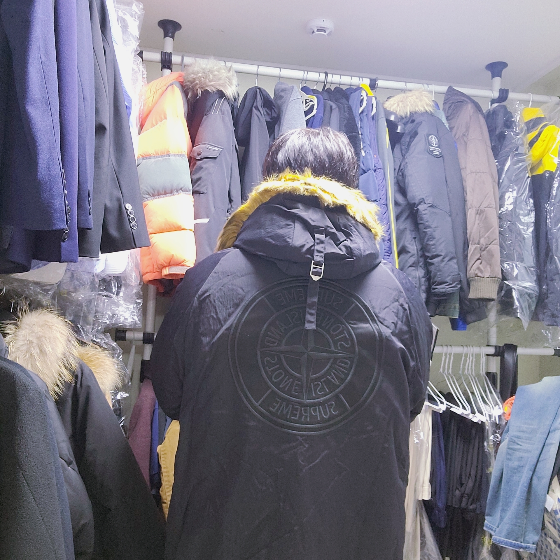 Supreme x Stone Island Formula Steel Reversible Faux Fur Parka Black - 22SS 착용 스타일