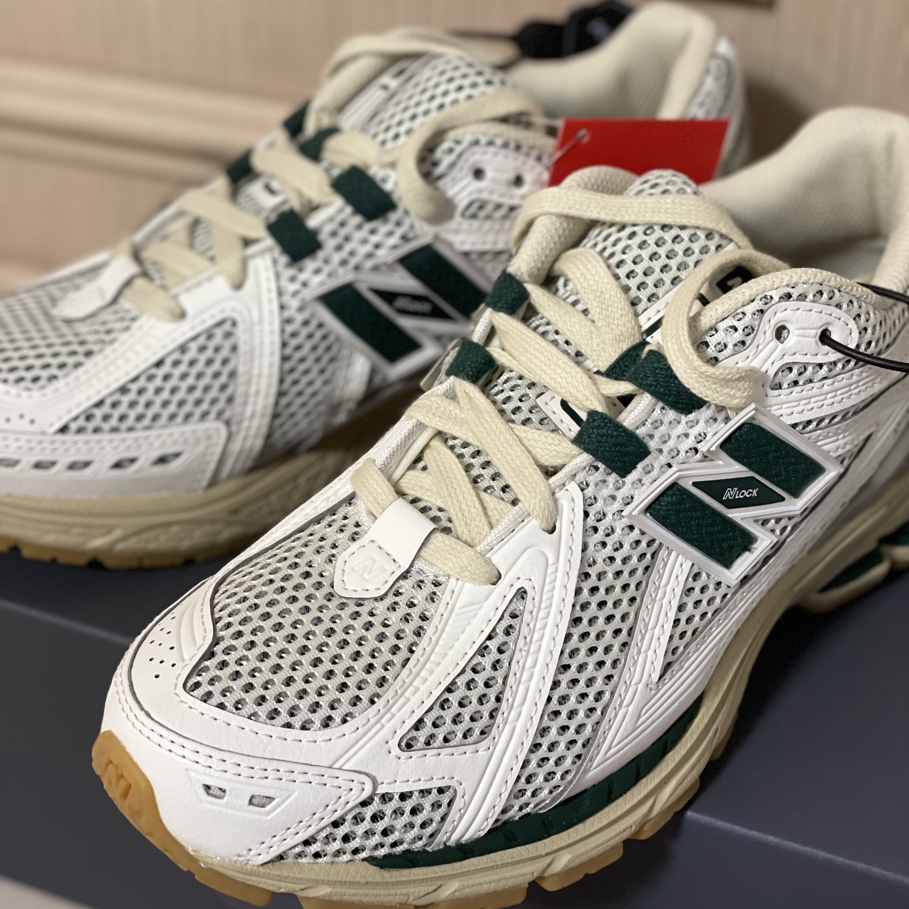 New Balance 1906R Silver Green 착용 스타일 - 1