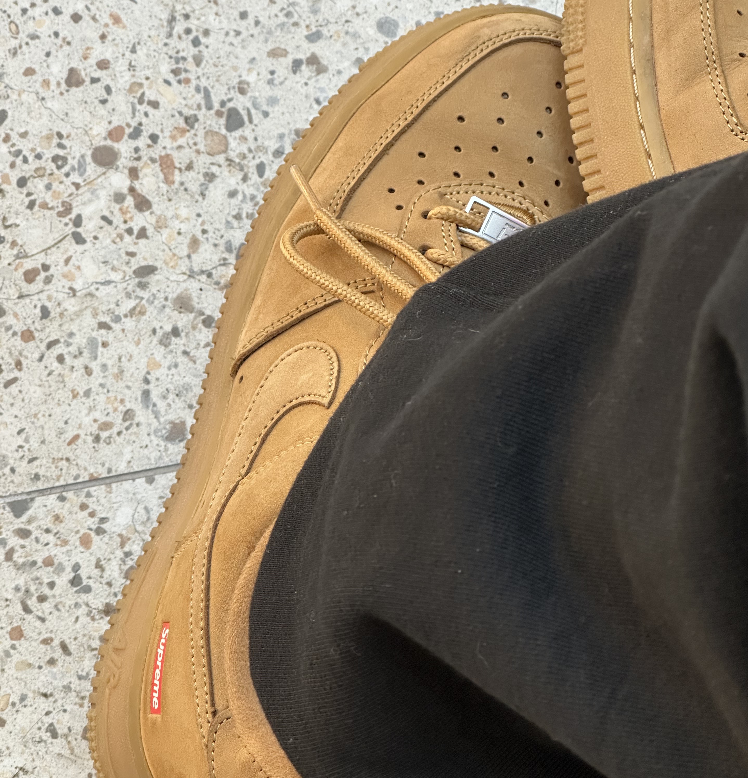 Nike x Supreme Air Force 1 Low Flax 착용 스타일