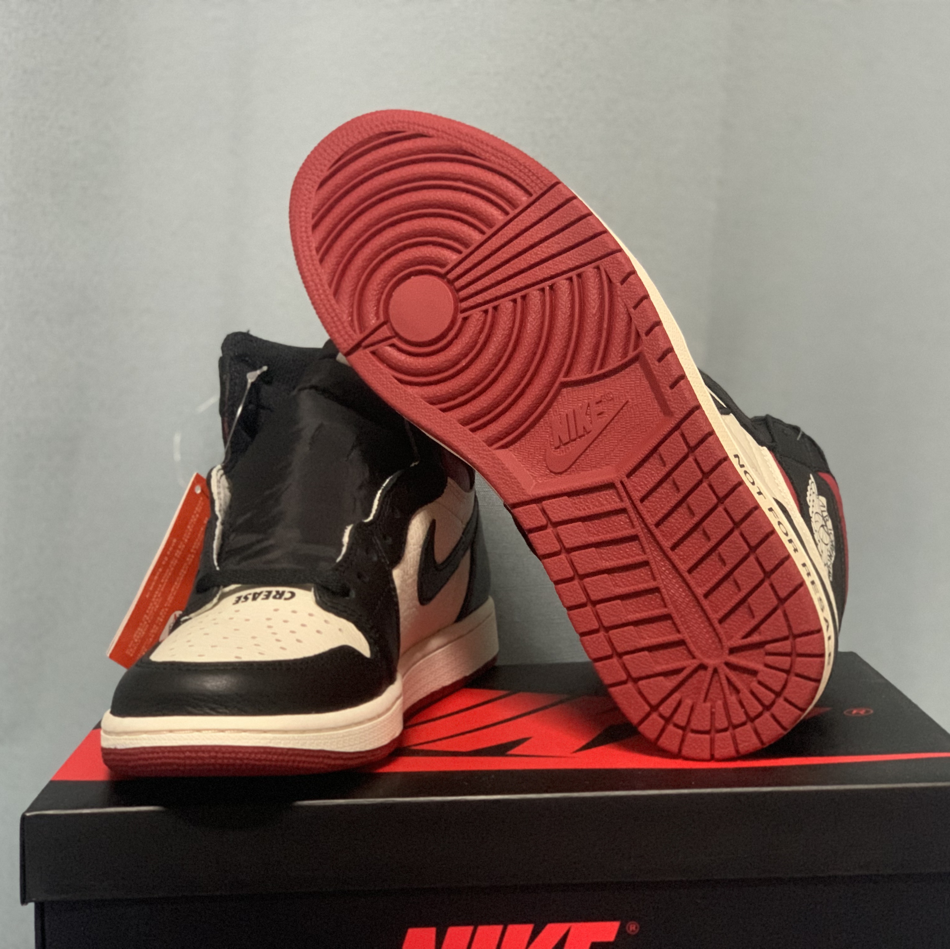 Jordan 1 Retro High Not for Resale Varsity Red 착용 스타일 - 1