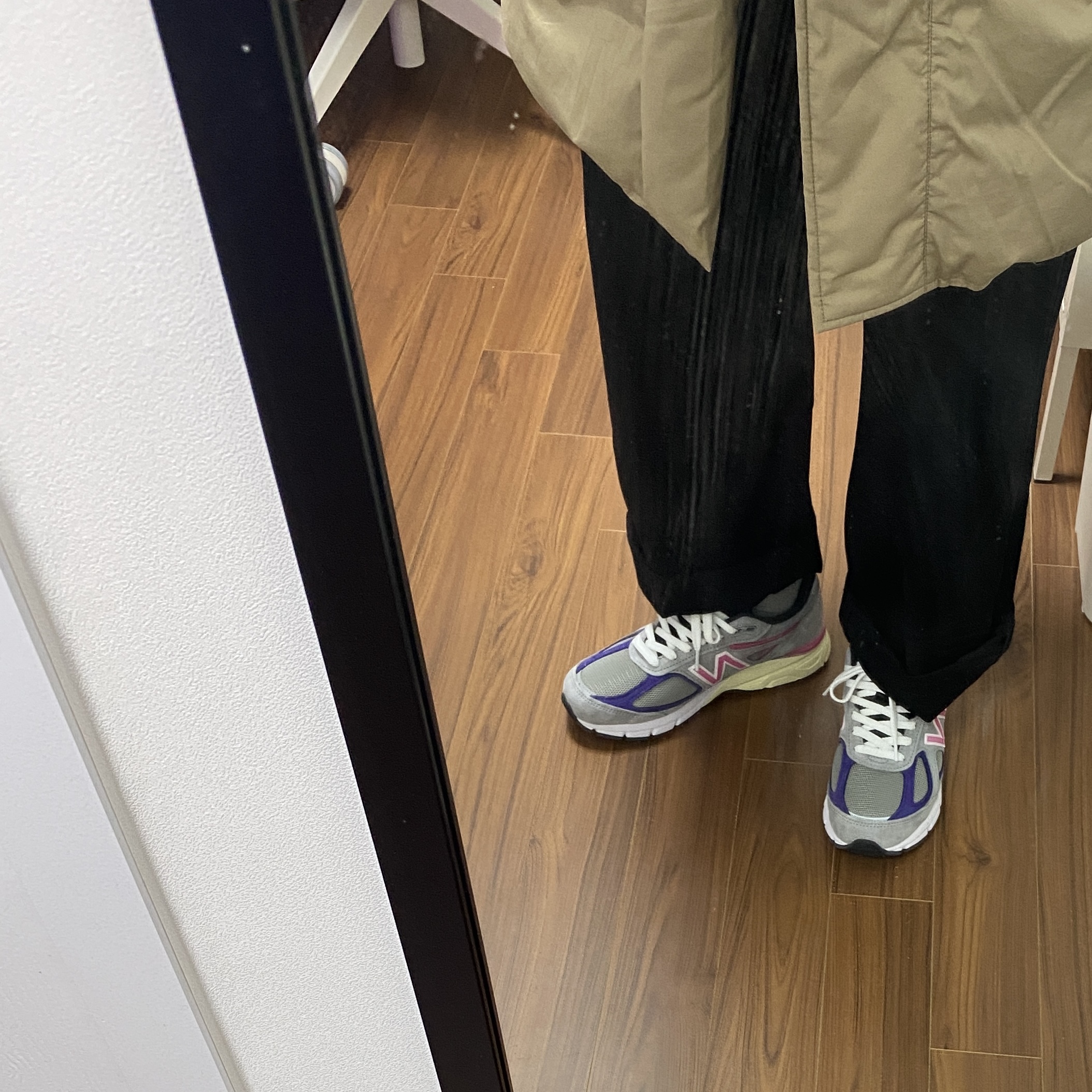 New Balance x Kith x United Arrows & Sons 990v4 Made in USA Grey Pink 착용 스타일 - 1