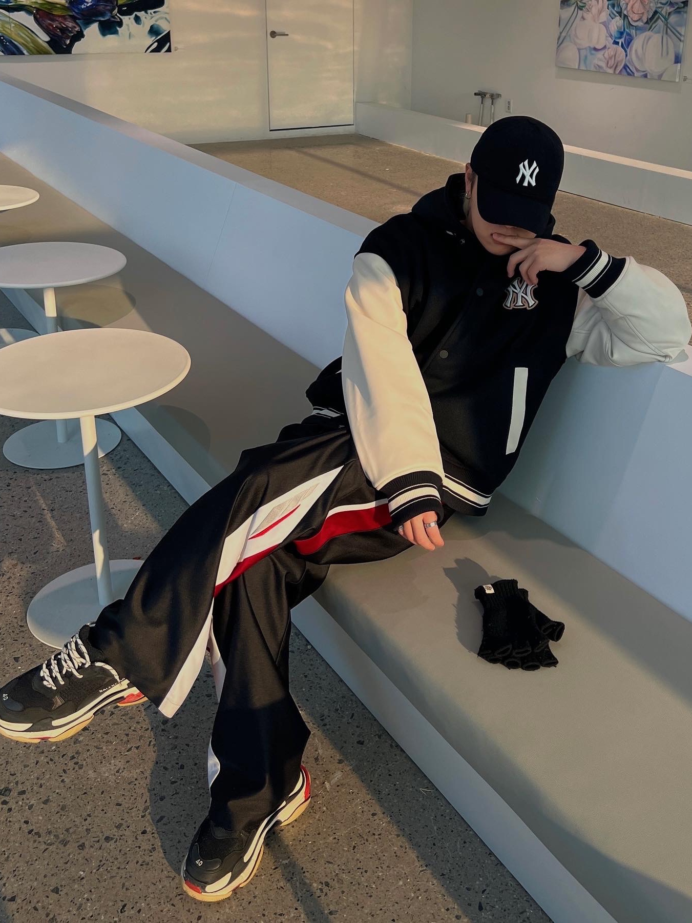 Balenciaga Triple S Sneakers Black Red 2022 착용 스타일 - 3