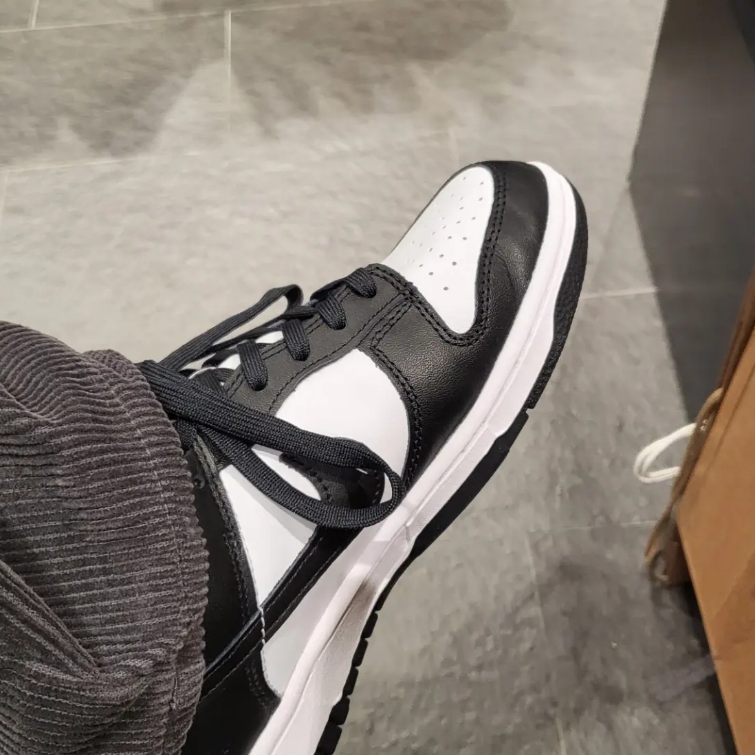 Nike Dunk Low Retro Black 착용 스타일 - 2