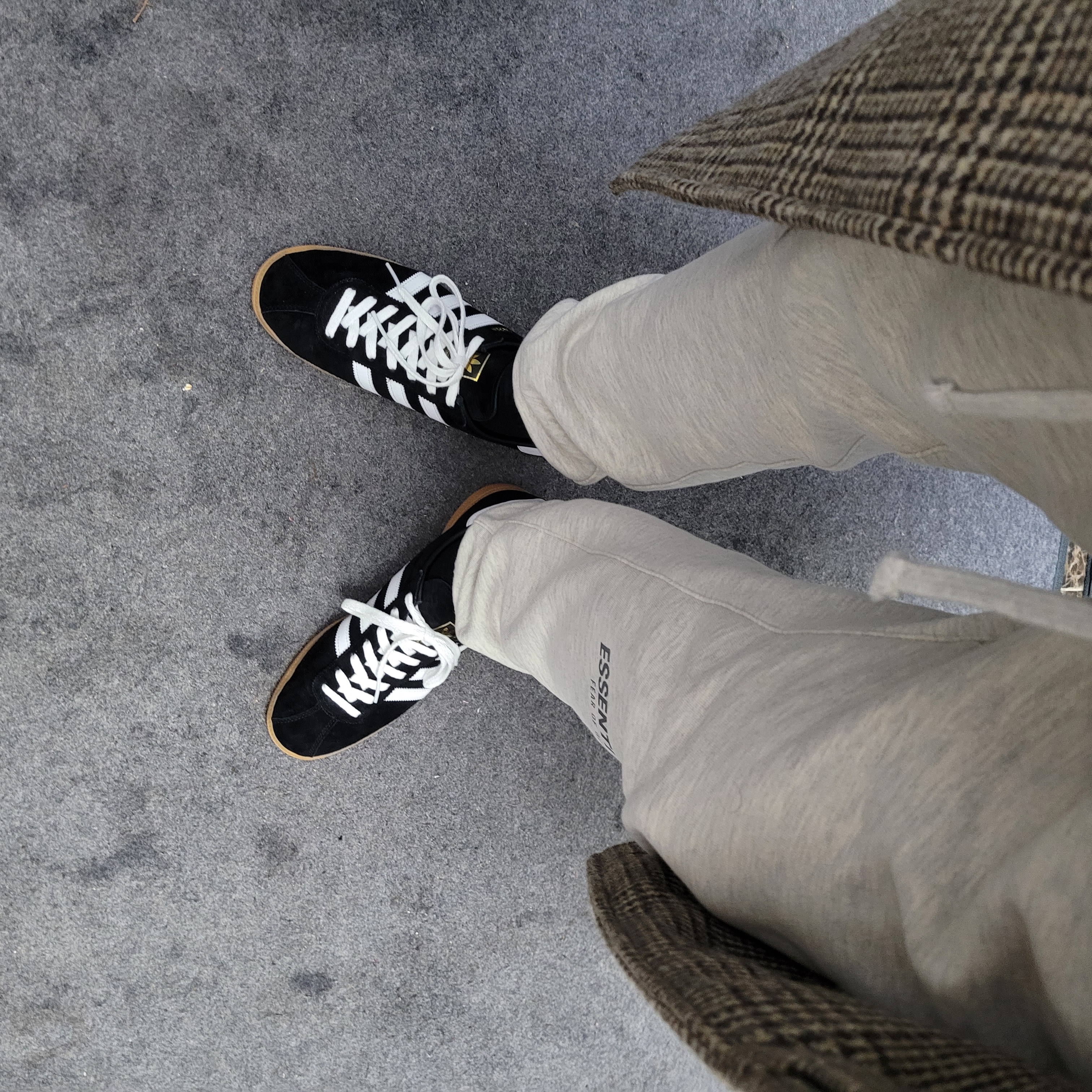 Adidas City Series Munchen Core Black Cloud White, Essentials The Core Collection Sweatpants Light Oatmeal 착용 스타일 - 3