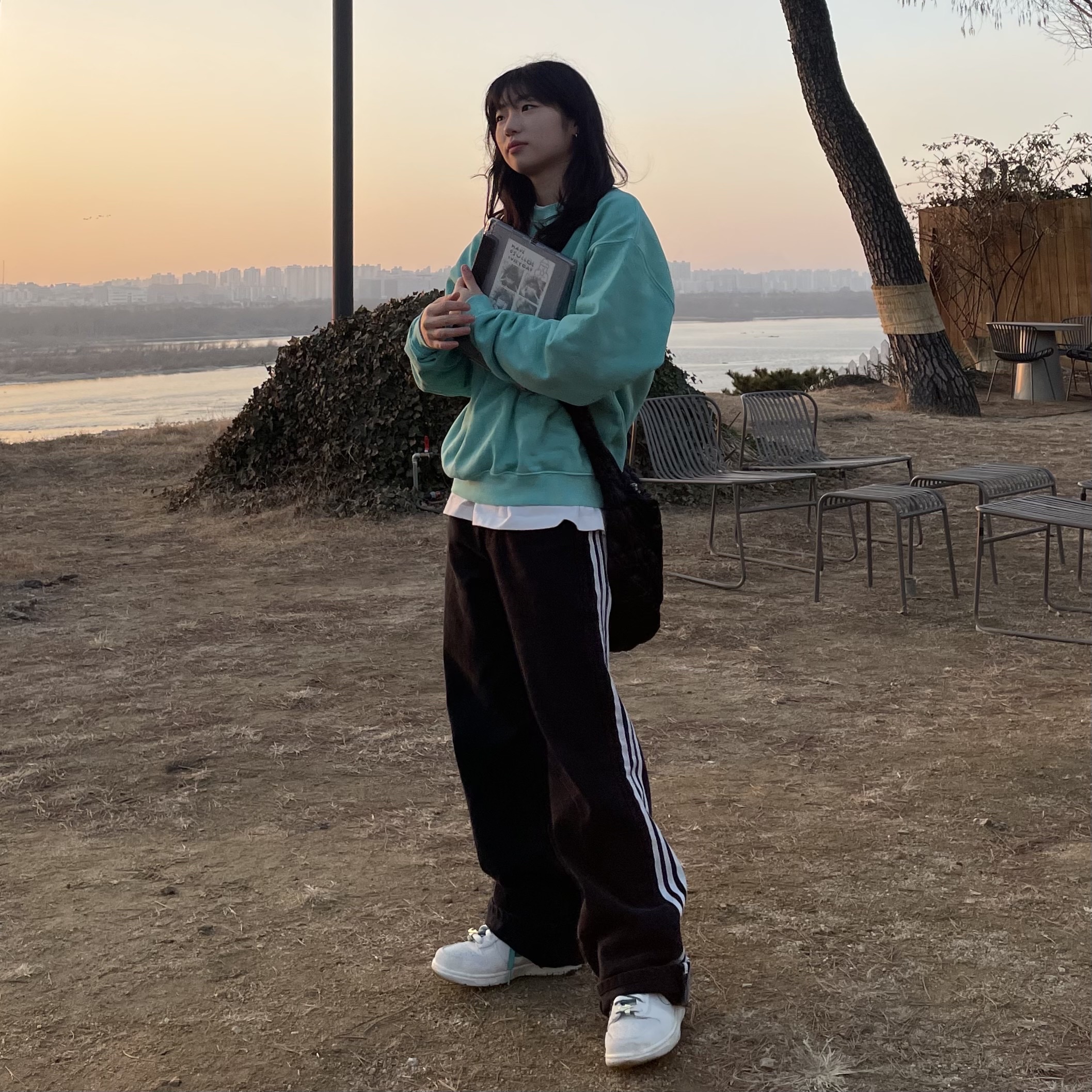 IAB Studio Pigment Sweatshirt & Mini Bag Jade, Nike Dunk High SE First Use Sail 착용 스타일 - 1