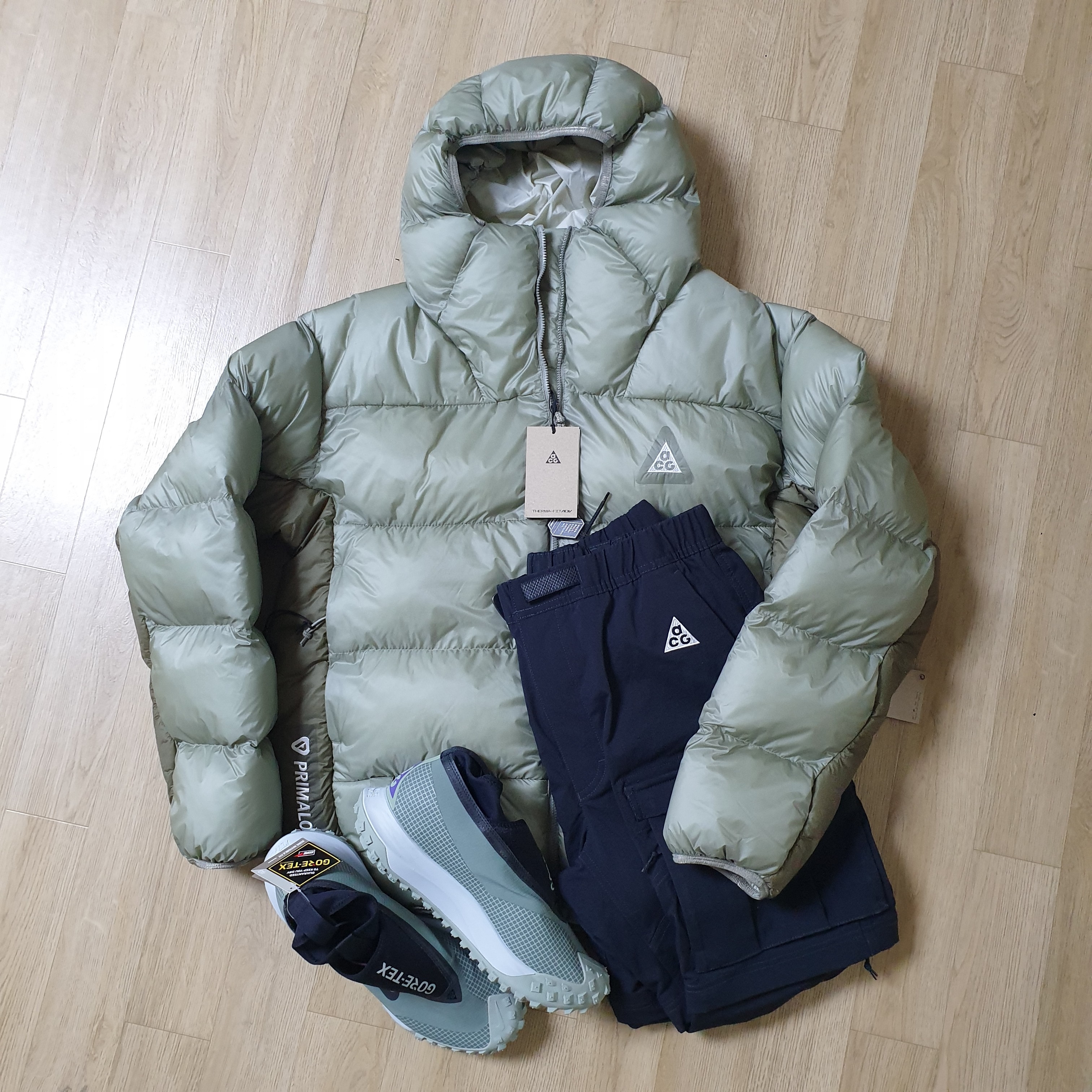 Nike ACG Therma-Fit ADV Lunar Lake Puffer Jacket Light Army - Asia, Nike ACG Smith Summit Cargo Pants Black Summit White - Asia 착용 스타일