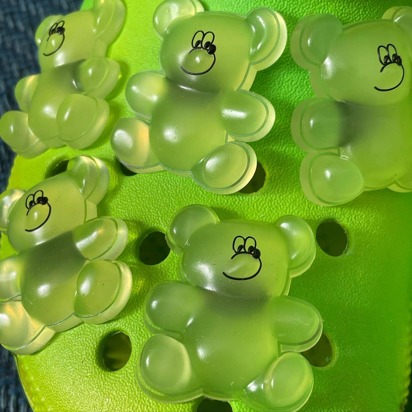 Crocs x Lazy Oaf Classic Clog Frosted Alien Green 착용 스타일 - 3