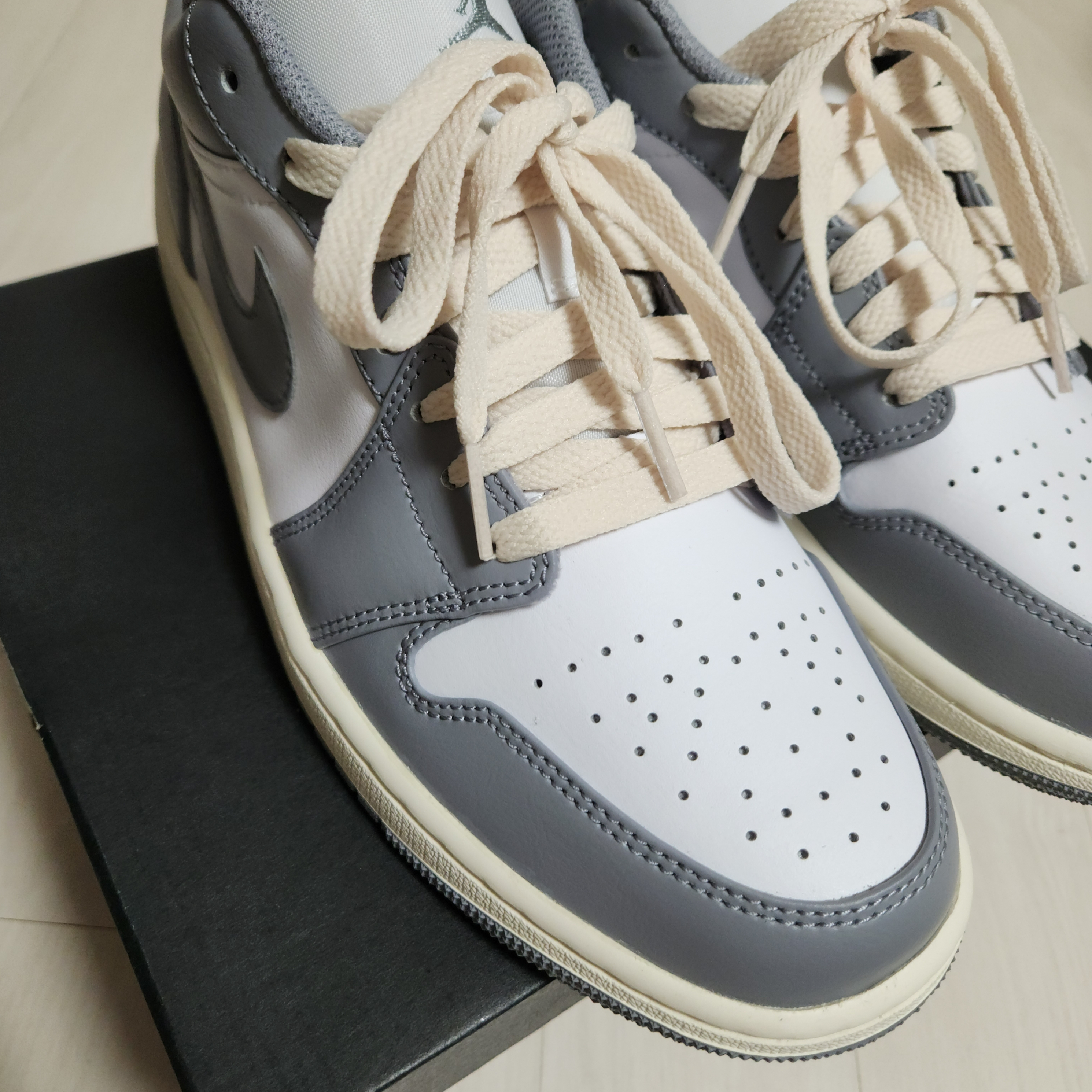 Jordan 1 Low Stealth and White 착용 스타일 - 2