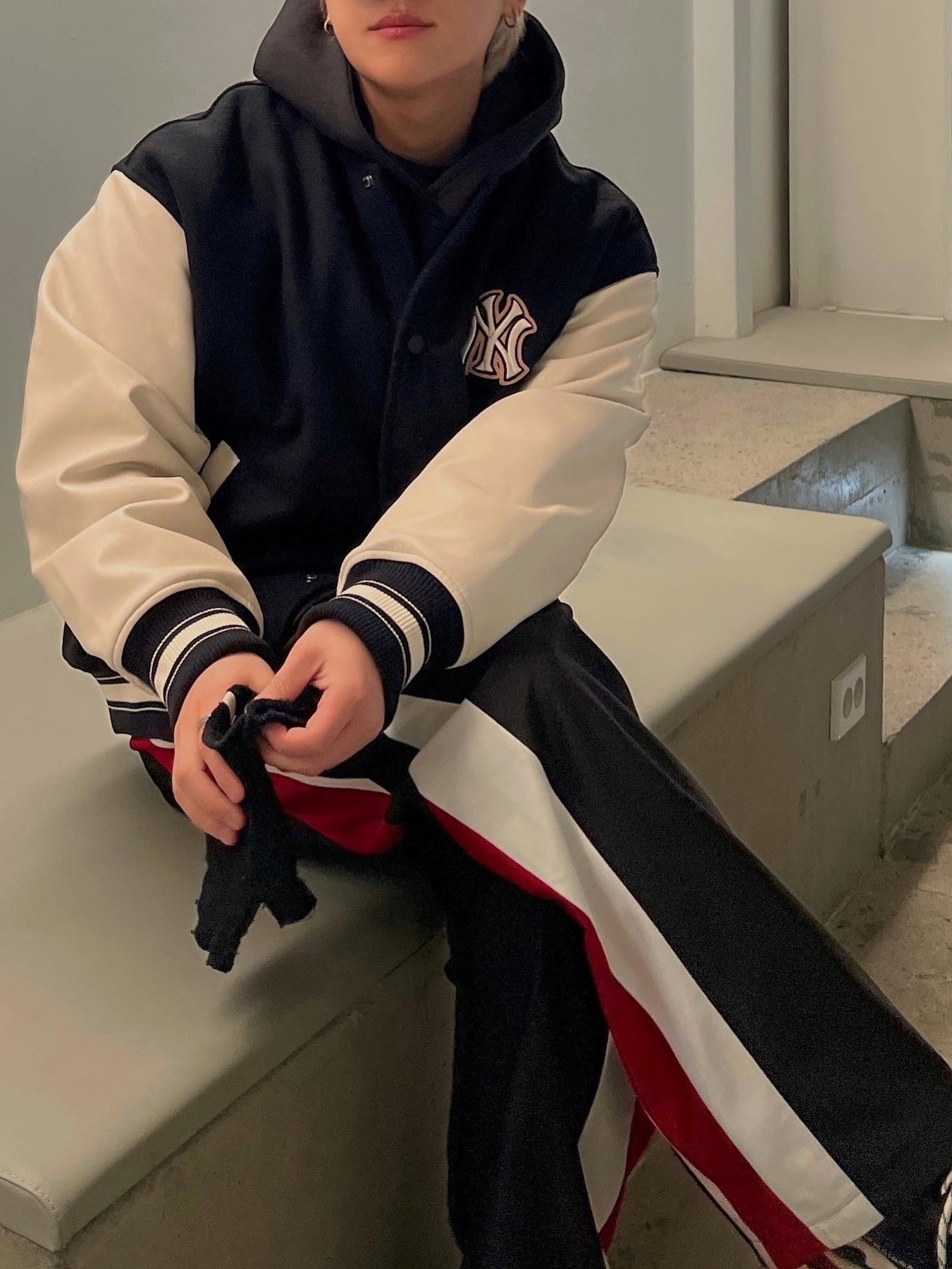Balenciaga Triple S Sneakers Black Red 2022 착용 스타일 - 5