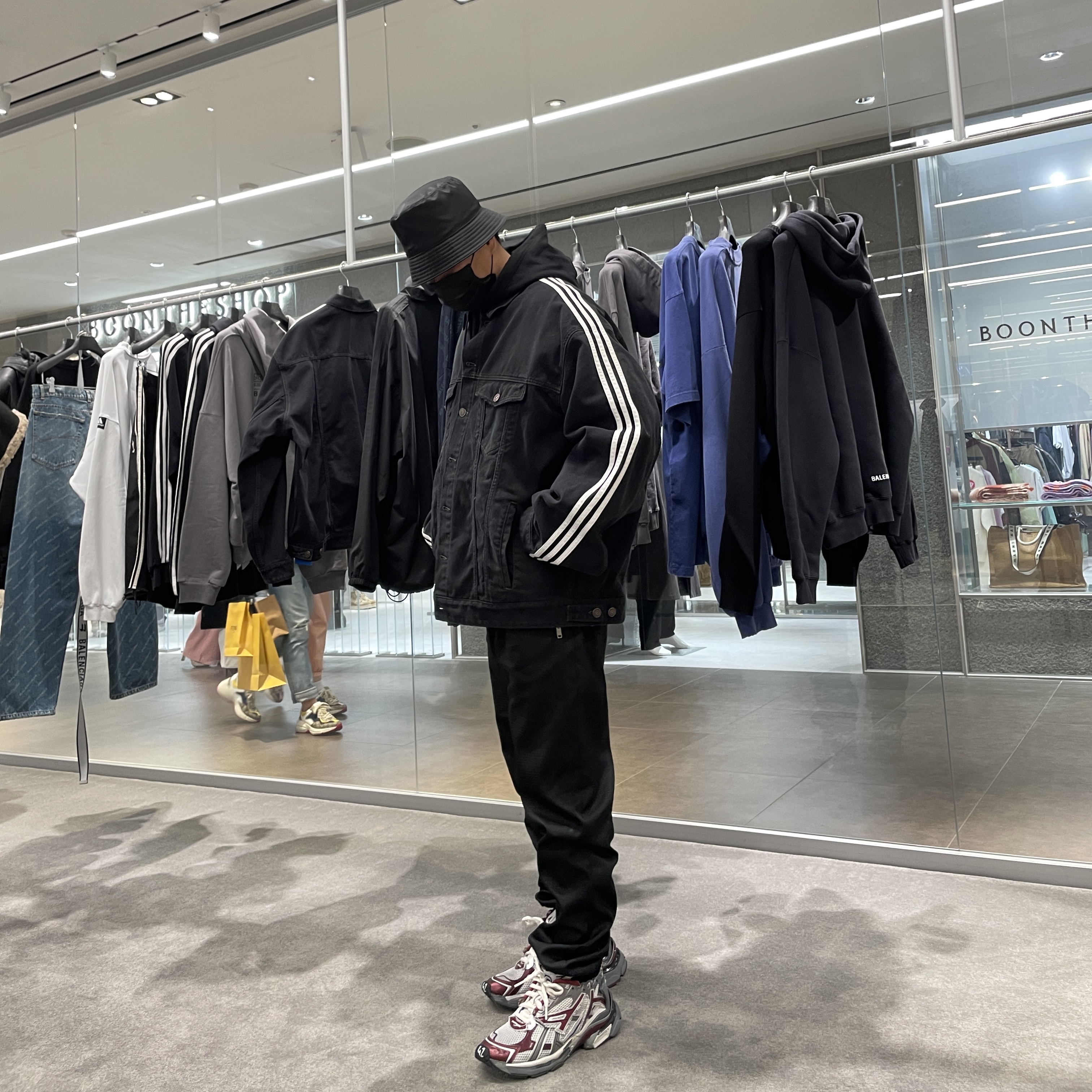 Balenciaga Runner Sneakers Grey Burgundy, Prada Re-Nylon Bucket Hat Black 착용 스타일 - 1