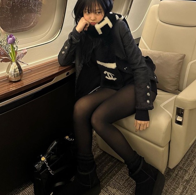 (W) UGG Classic Mini Platform Boots Black 착용 스타일 - 4