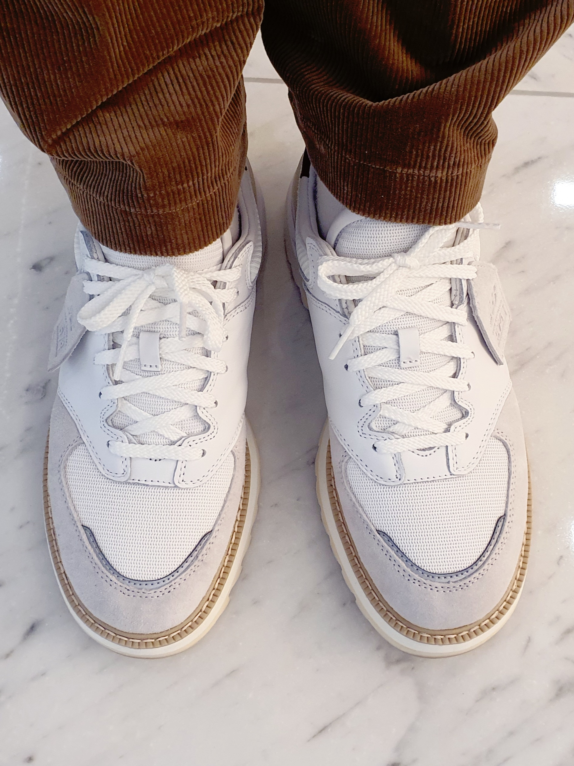 New Balance x Tokyo Design Studio 574 White Burgundy 착용 스타일 - 3