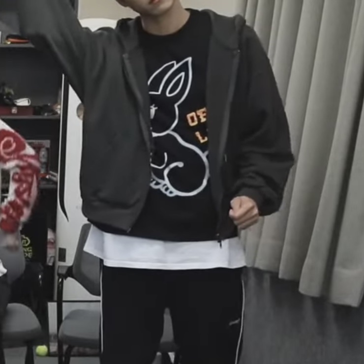 Open Yy Black Rabbit T-Shirt Black 착용 스타일 - 2